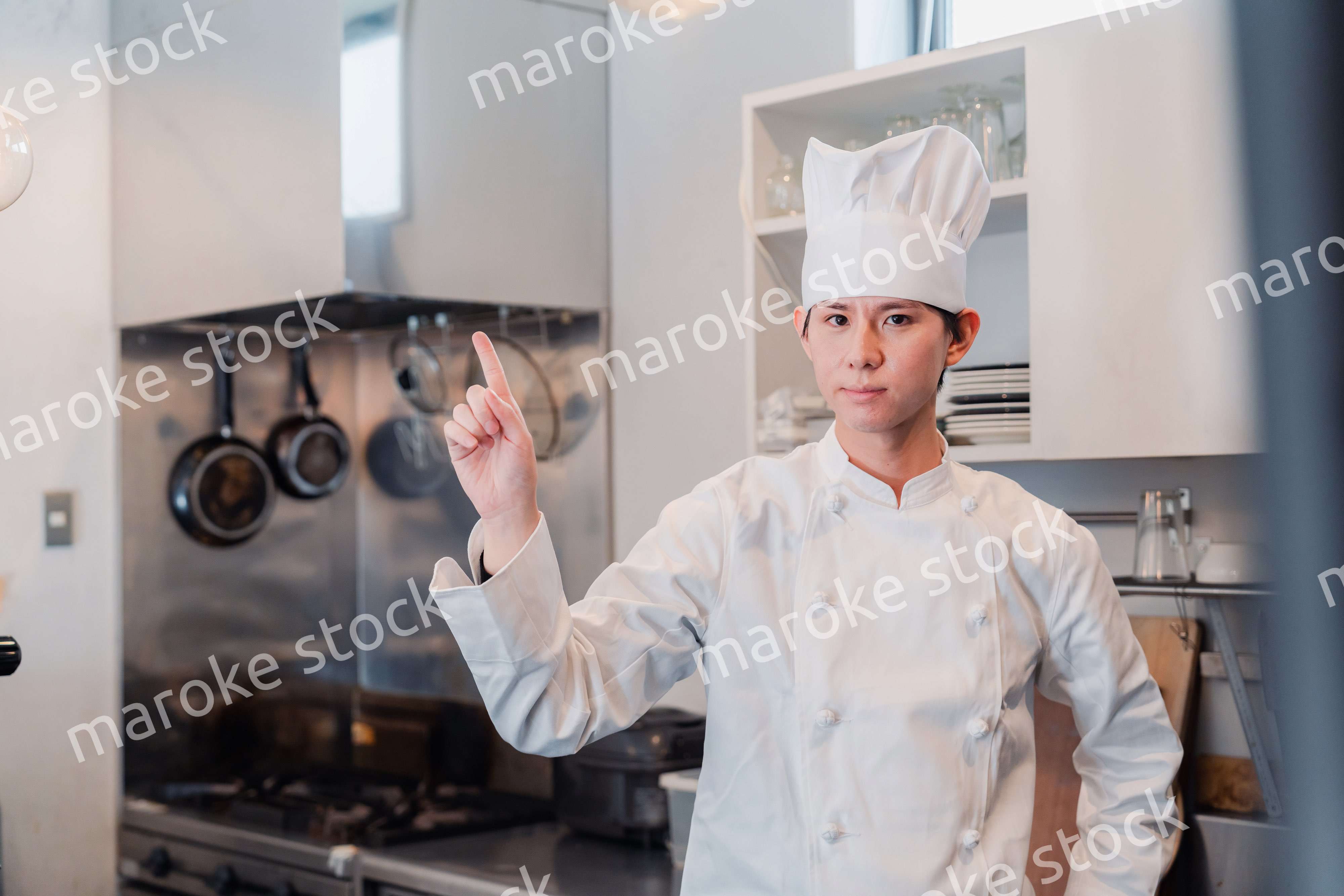 ポイントを指差す男性シェフ