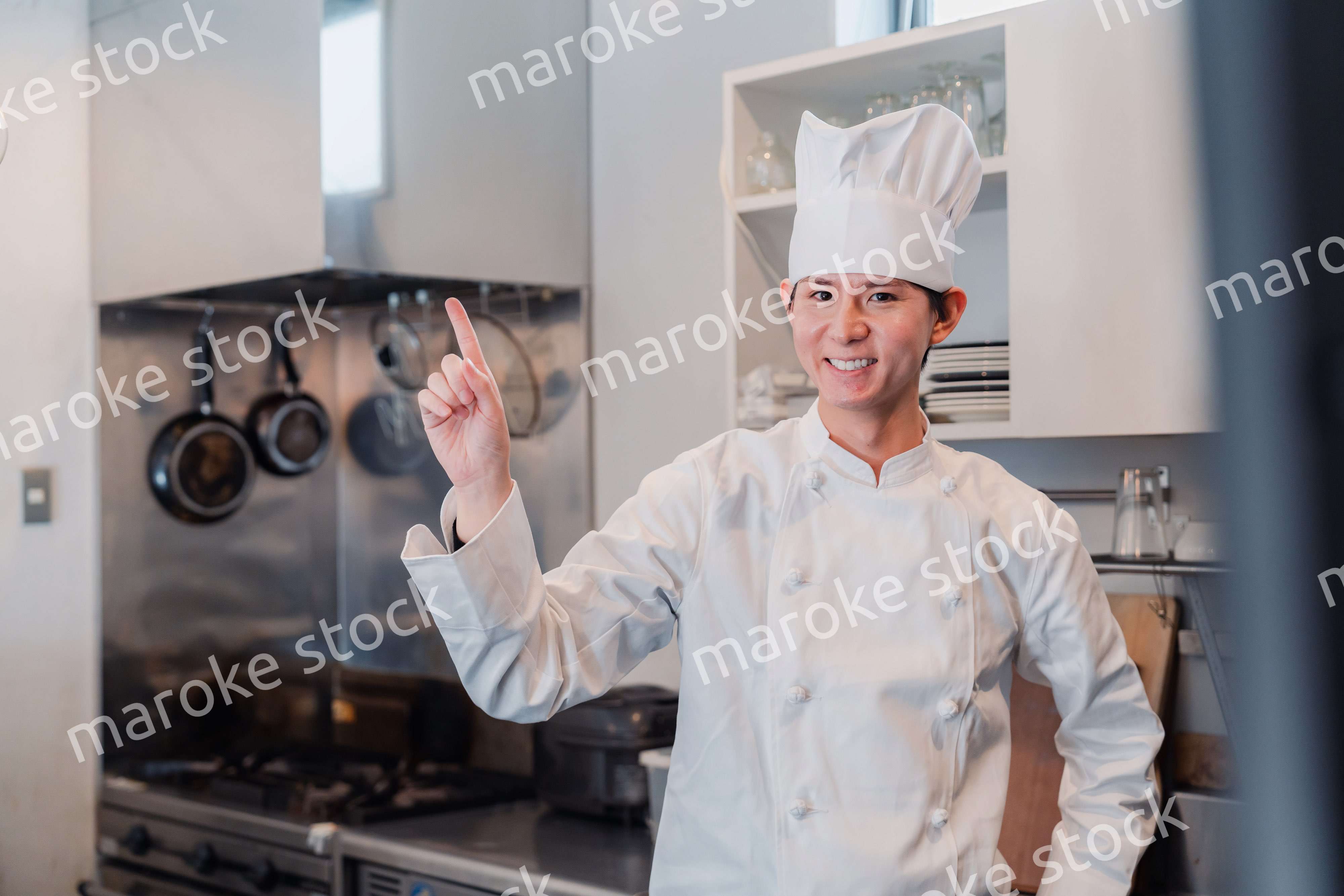 ポイントを指差す男性シェフ