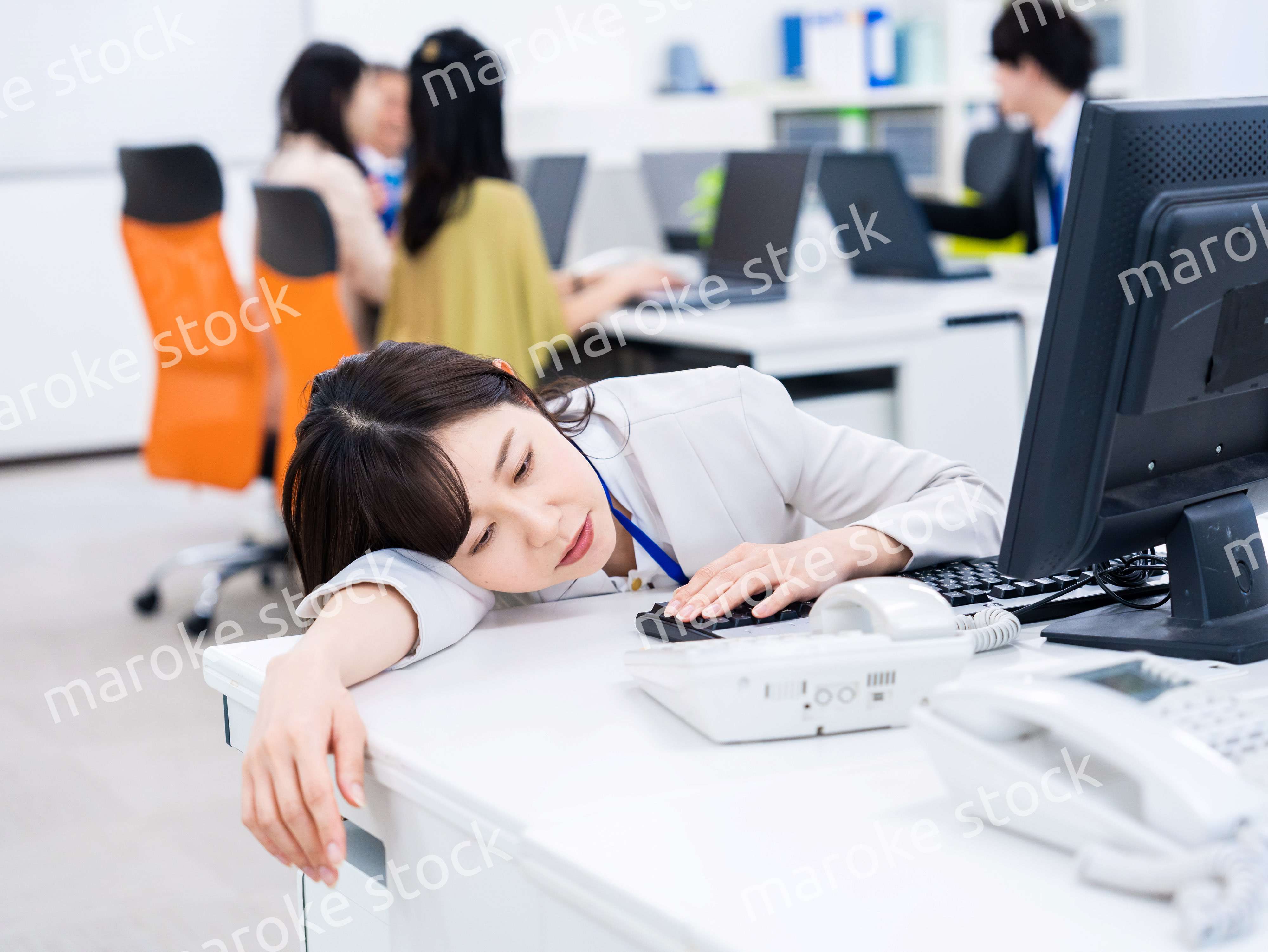 多忙で疲労するビジネスパーソン