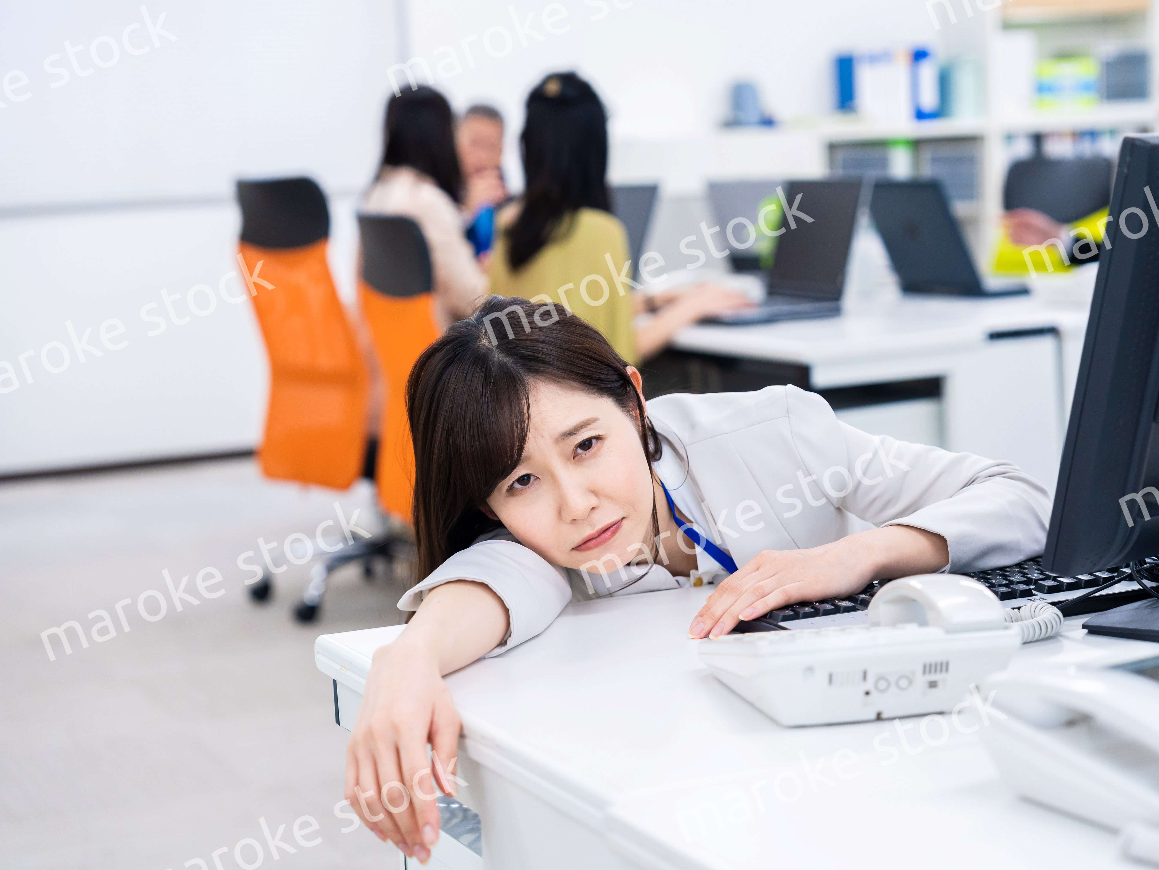 多忙で疲労するビジネスパーソン