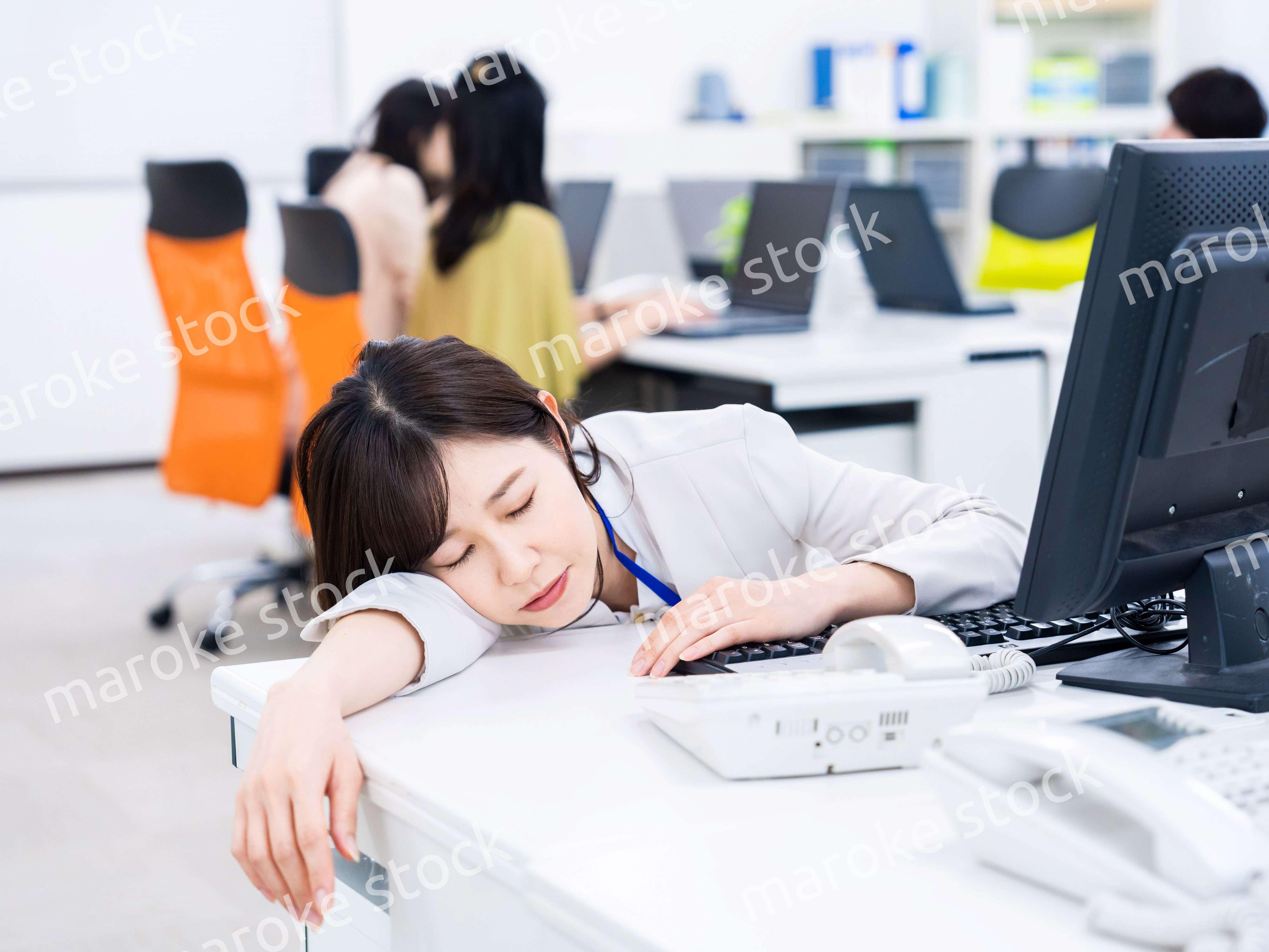 多忙で疲労するビジネスパーソン