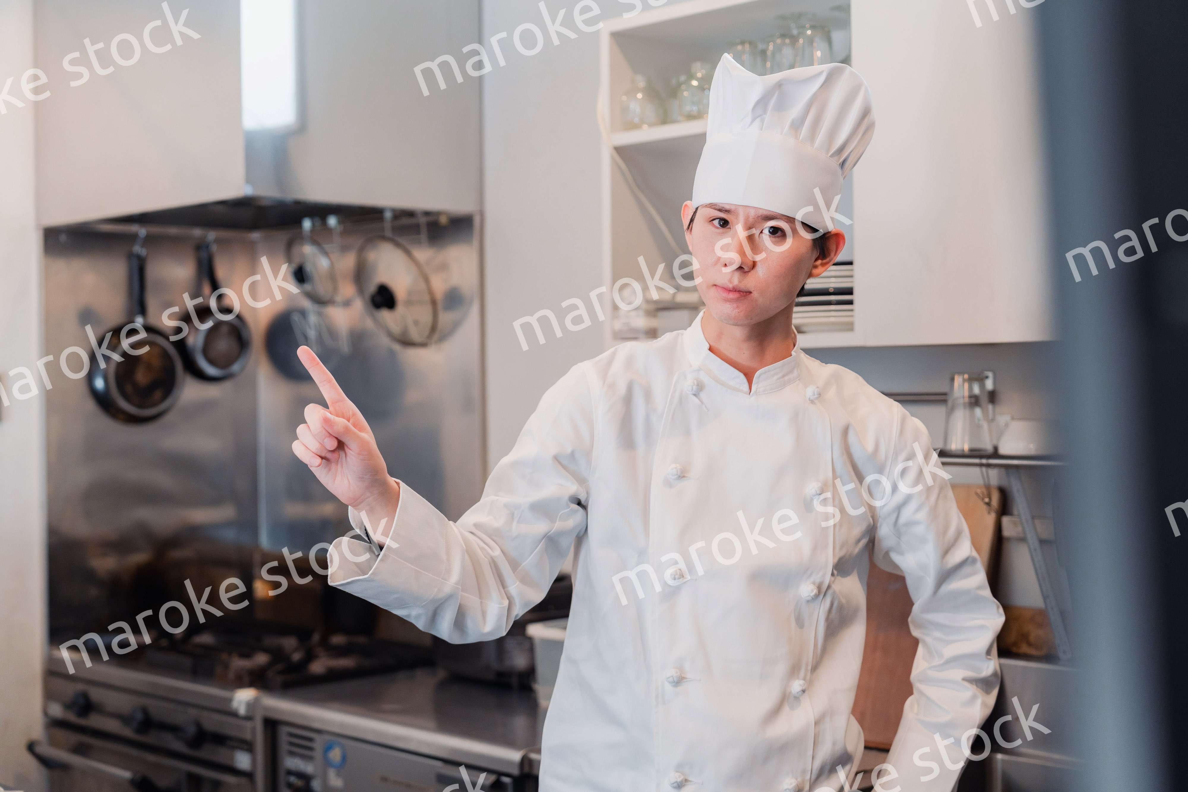 ポイントを指差す男性シェフ