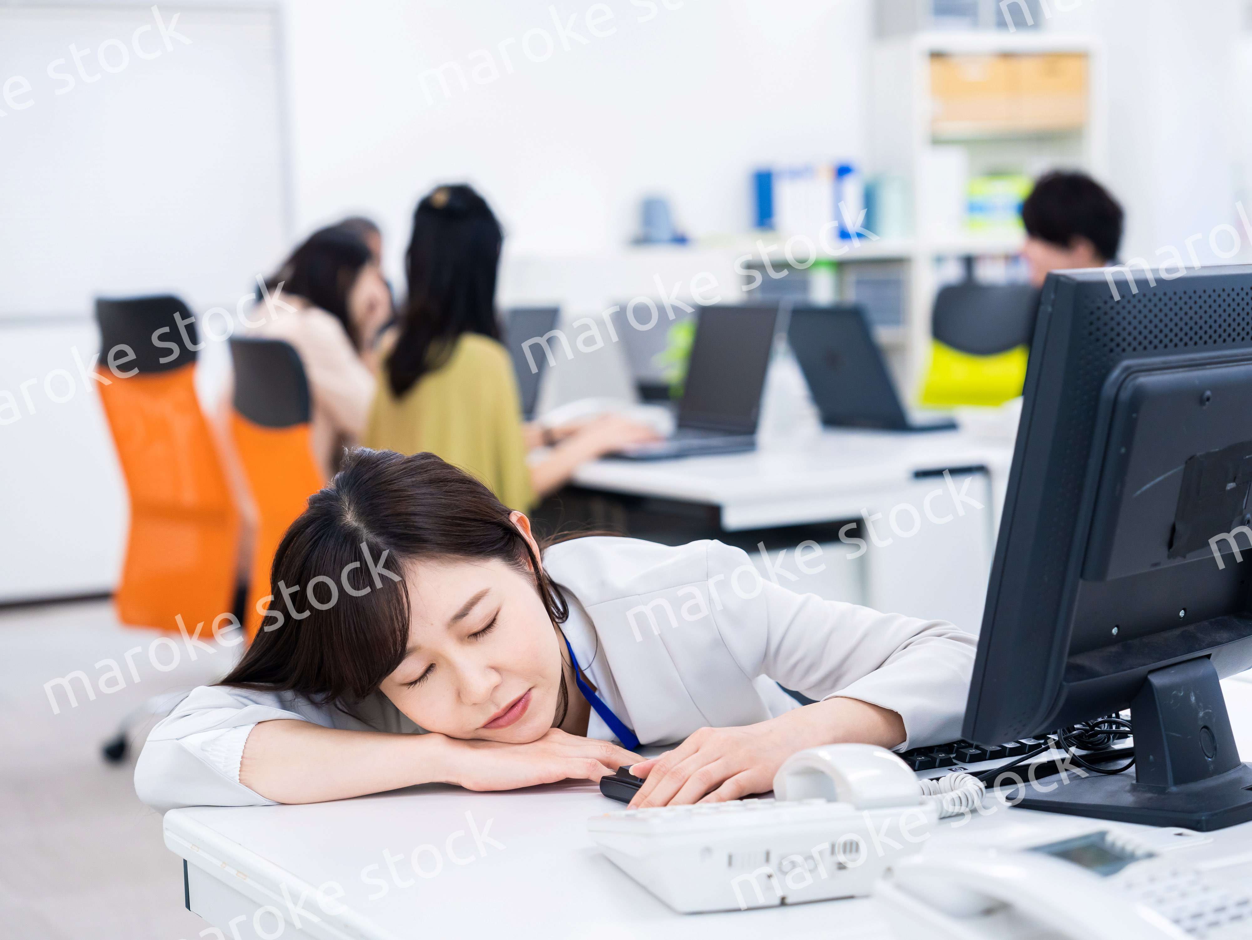 多忙で疲労するビジネスパーソン