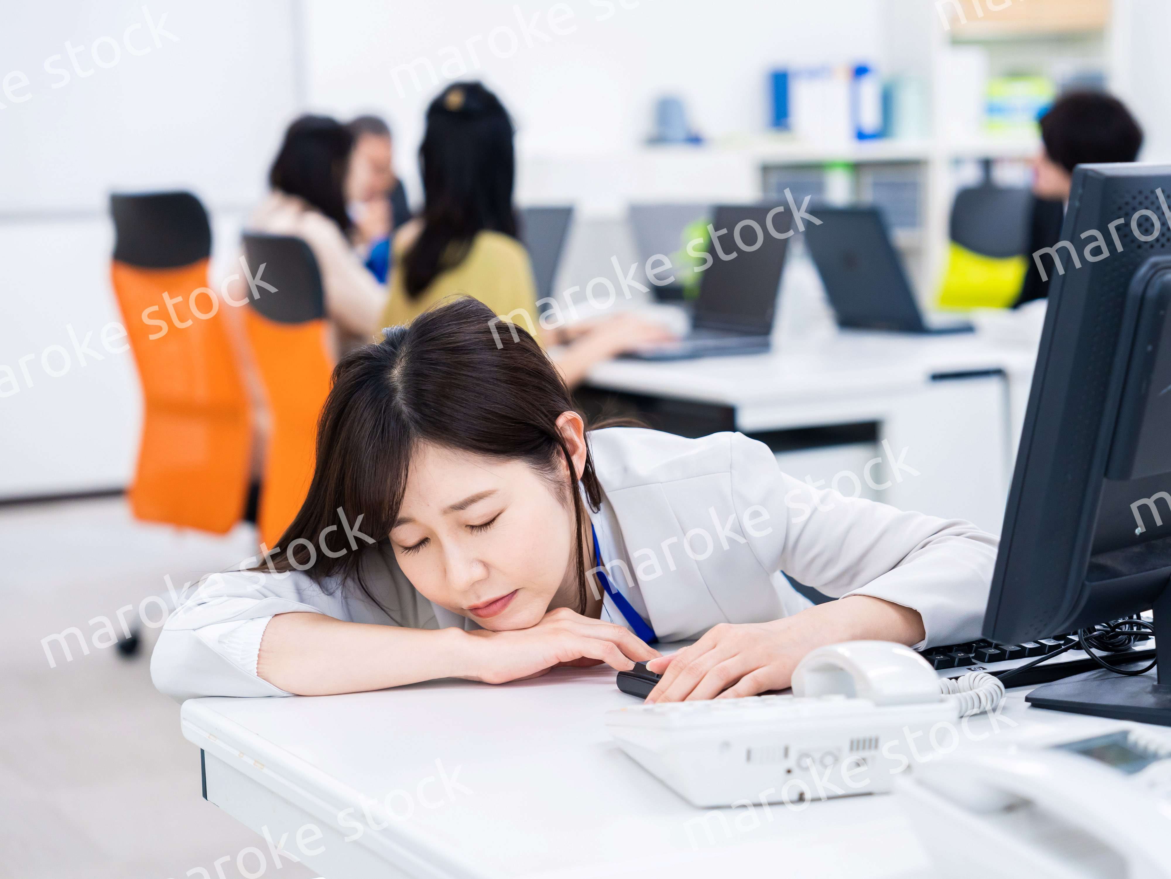 多忙で疲労するビジネスパーソン