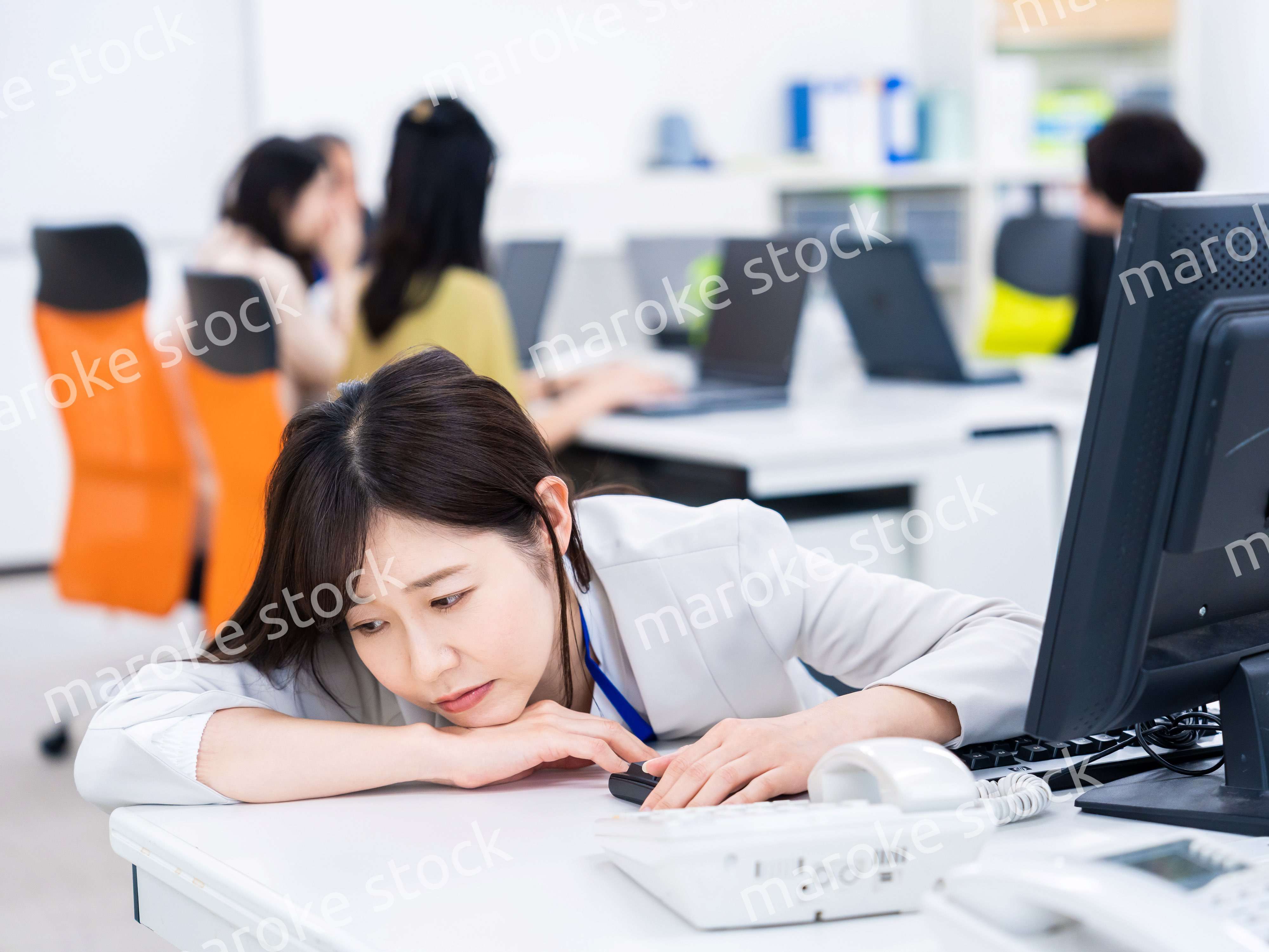 多忙で疲労するビジネスパーソン