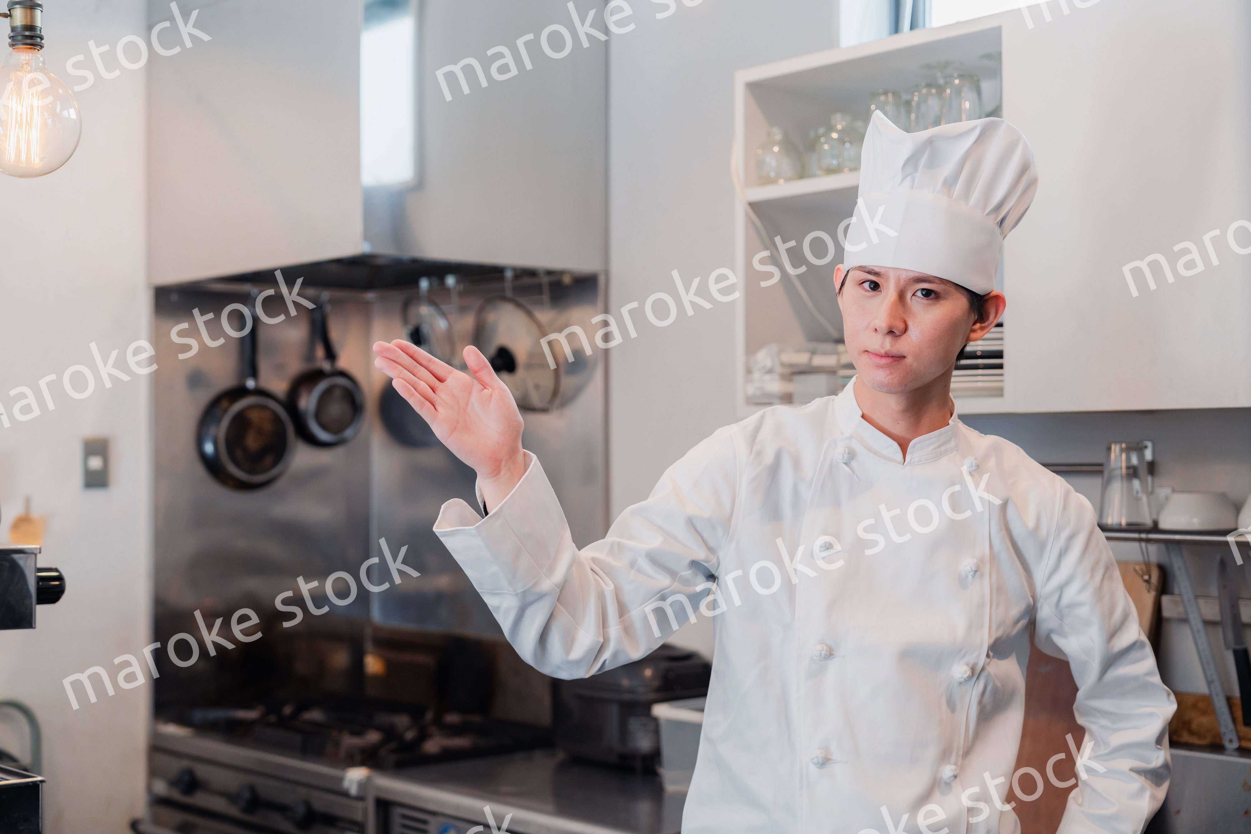 ポイントを指差す男性シェフ