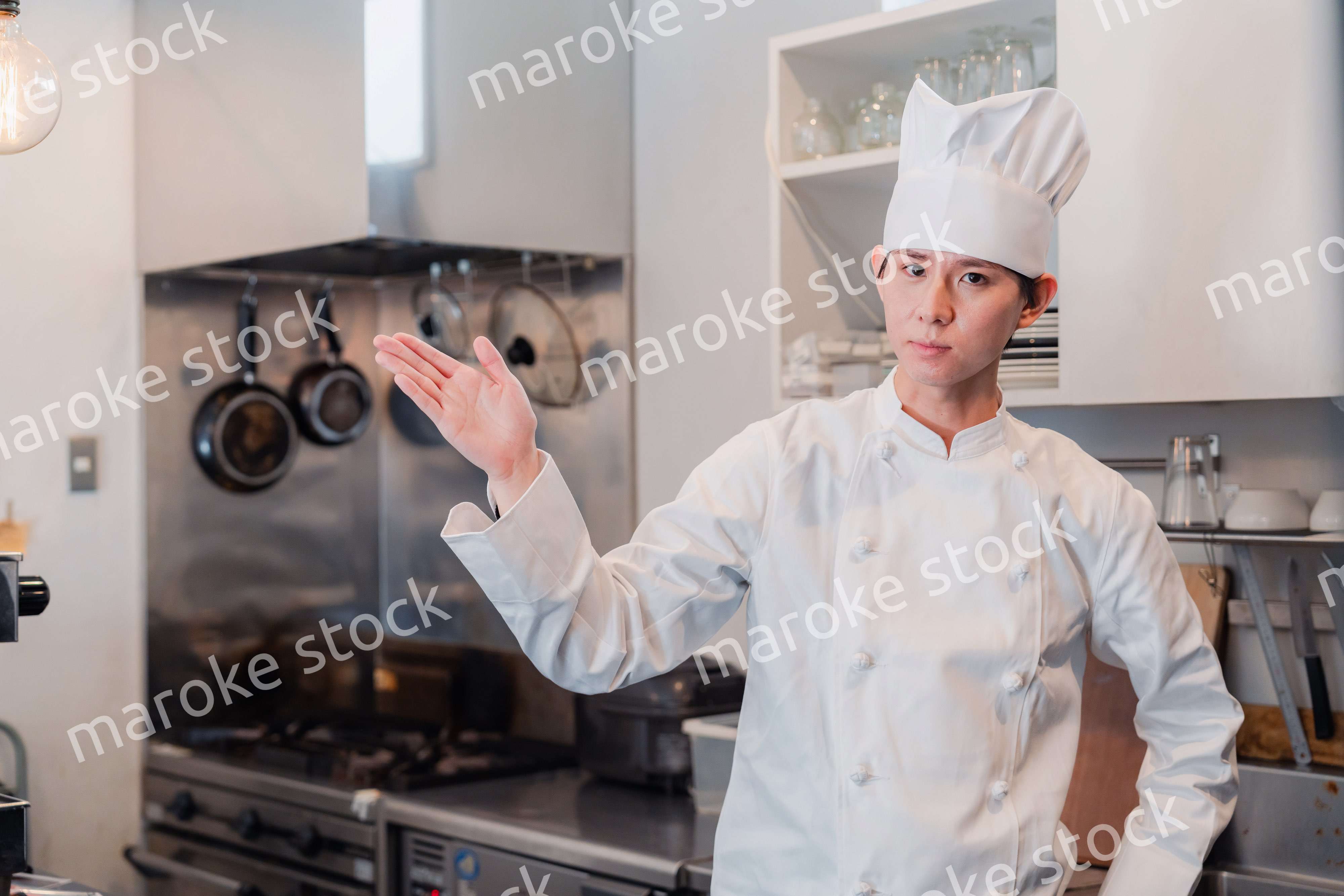ポイントを指差す男性シェフ