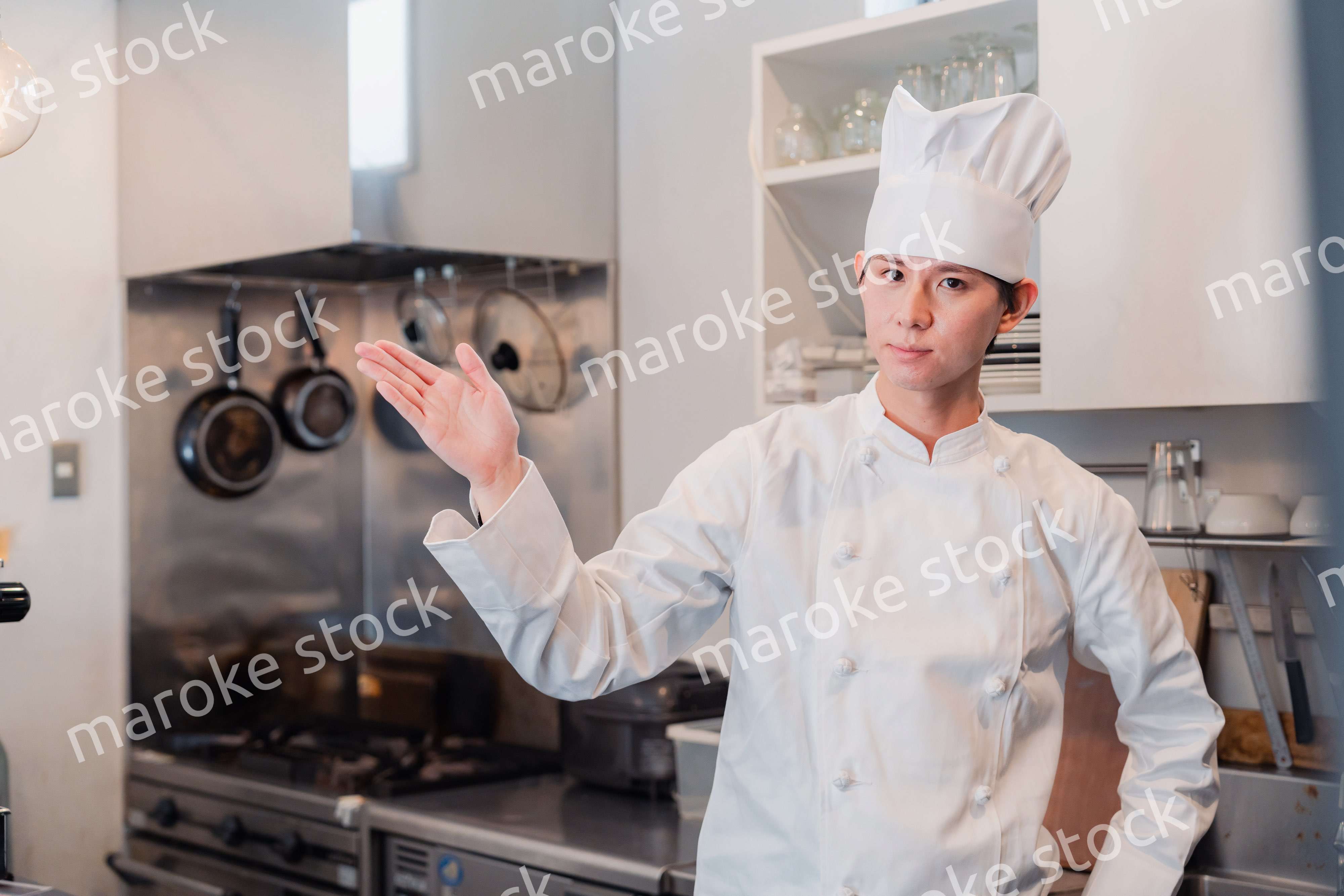 ポイントを指差す男性シェフ