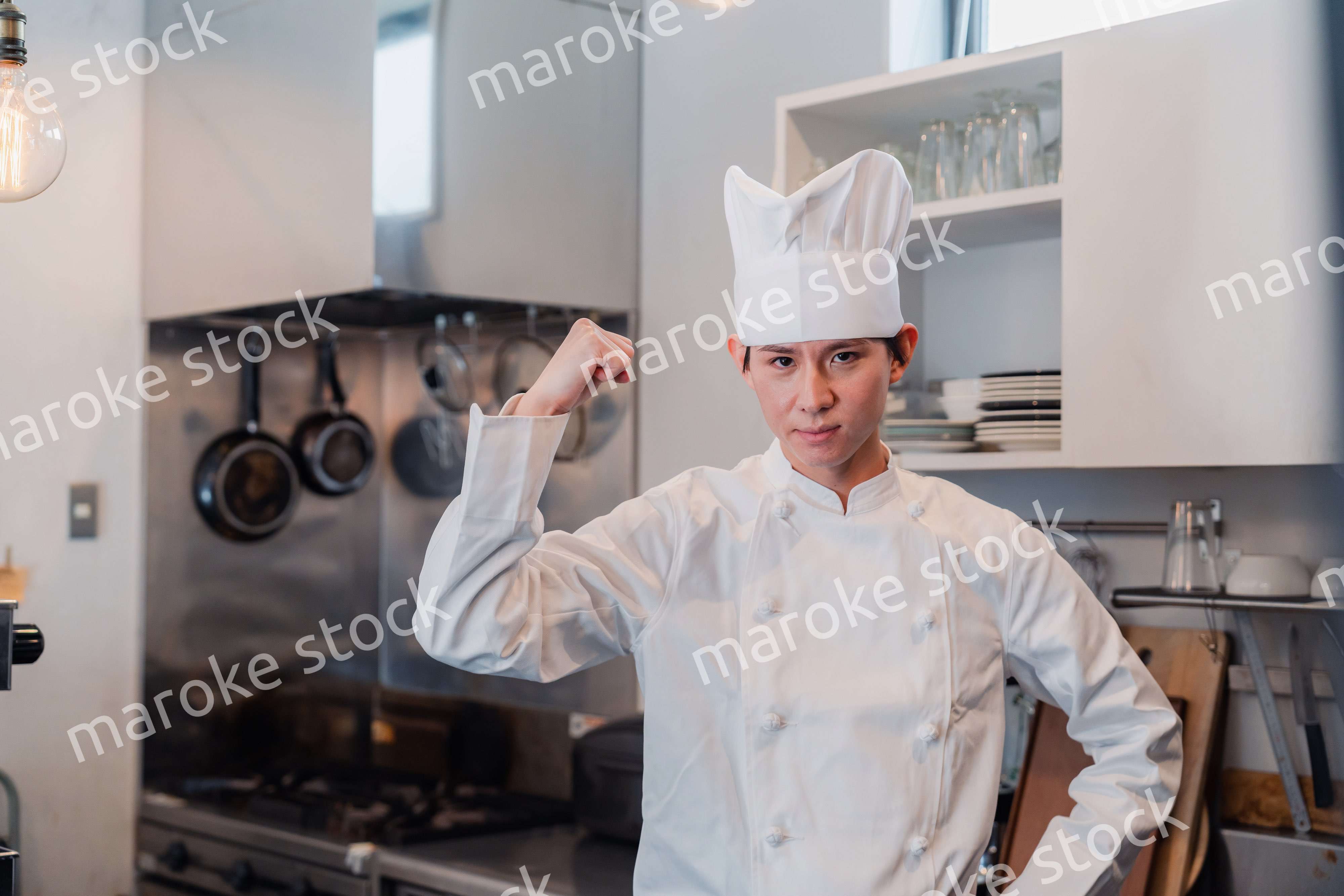 ガッツポーズをする男性シェフ