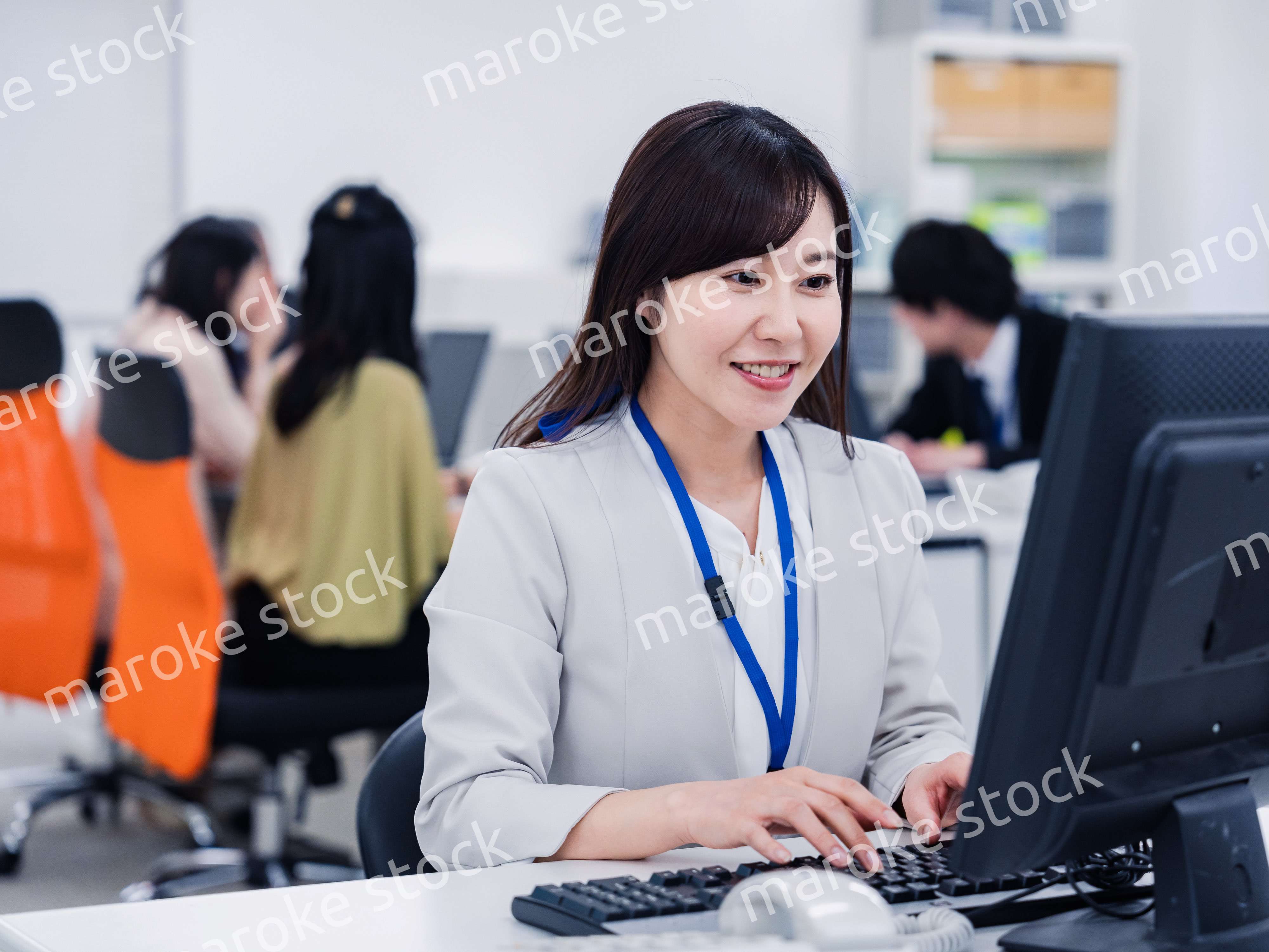 笑顔で事務処理をするビジネスパーソン