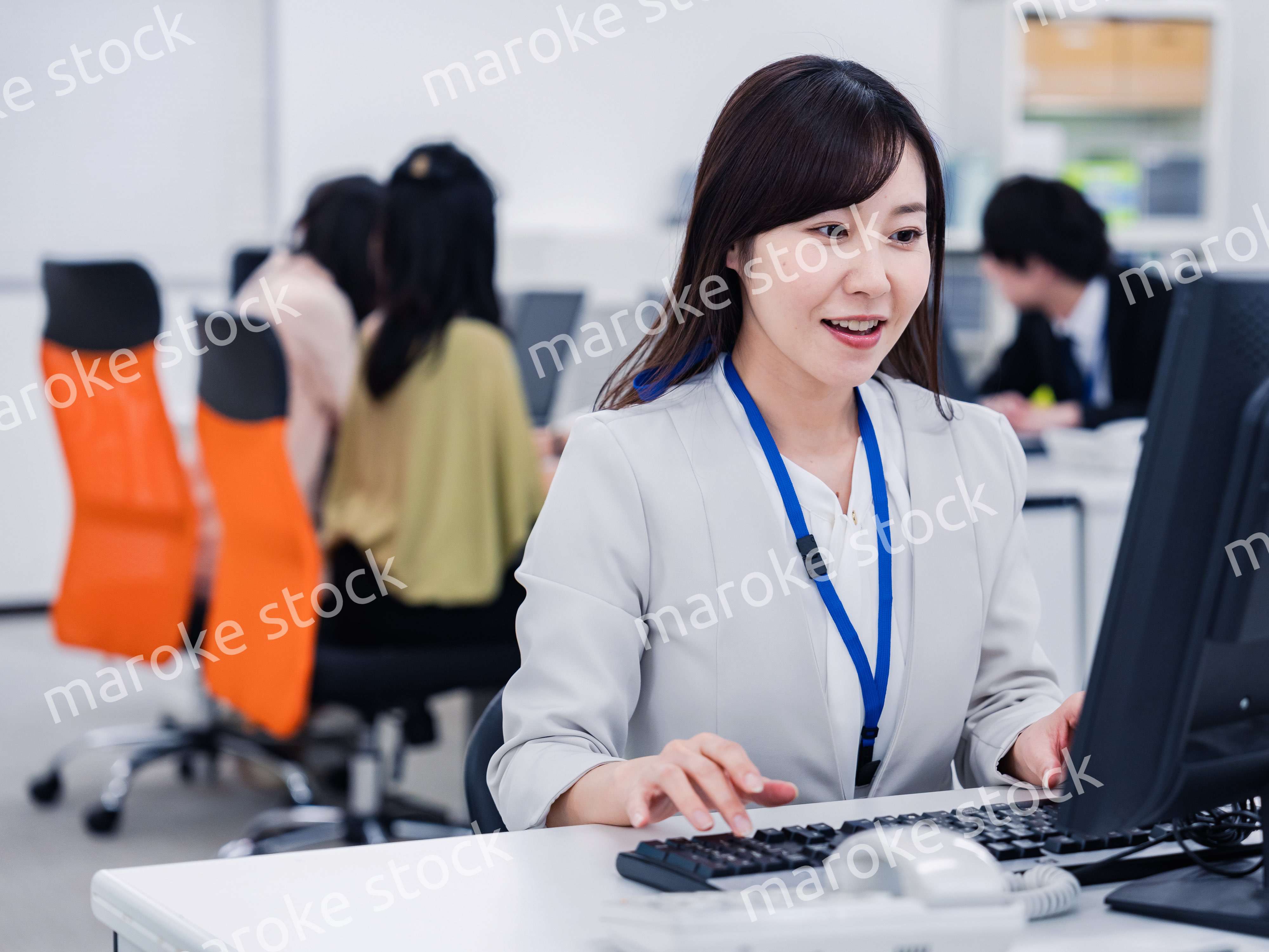 笑顔で事務処理をするビジネスパーソン