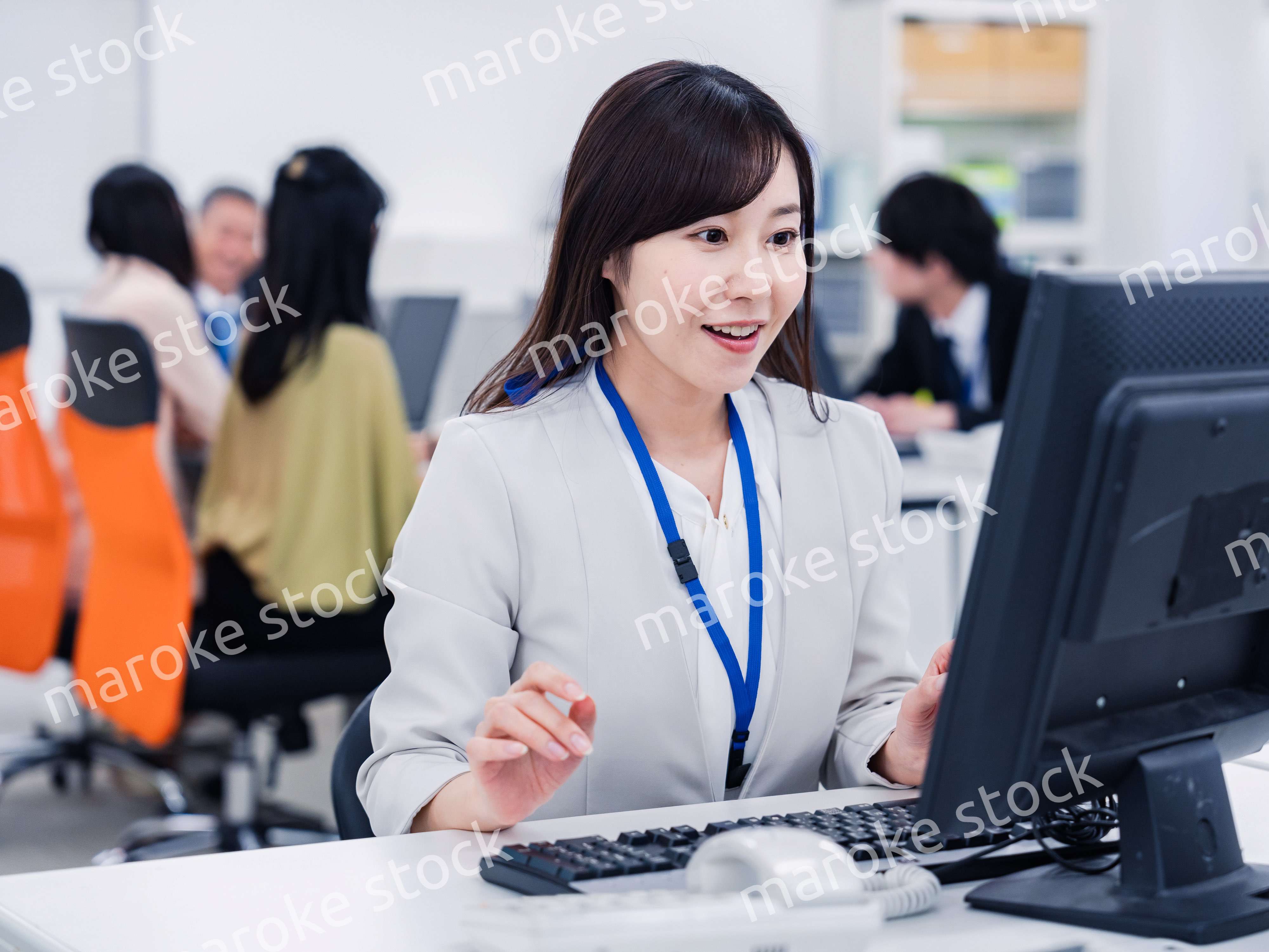 笑顔で事務処理をするビジネスパーソン