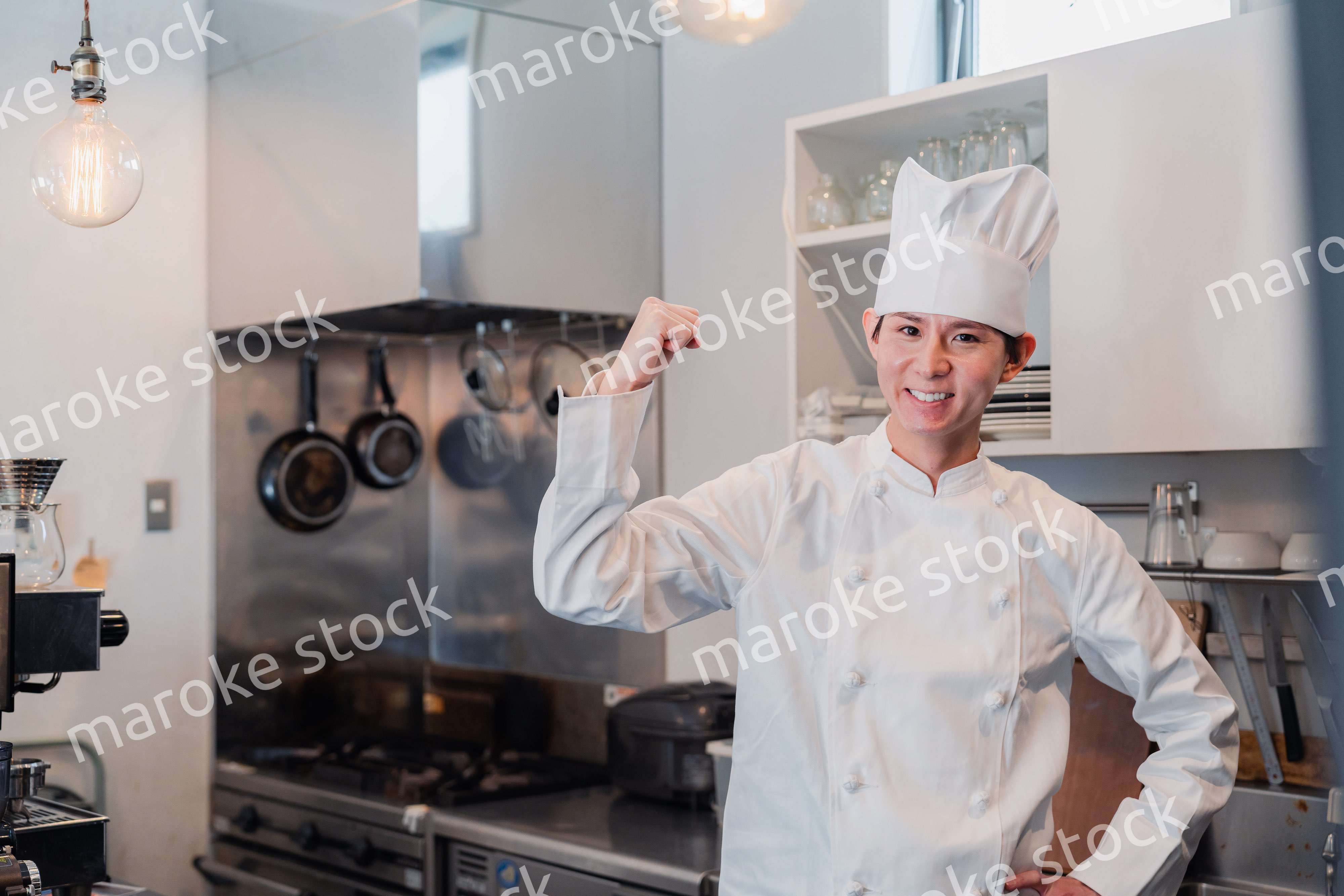 ガッツポーズをする男性シェフ