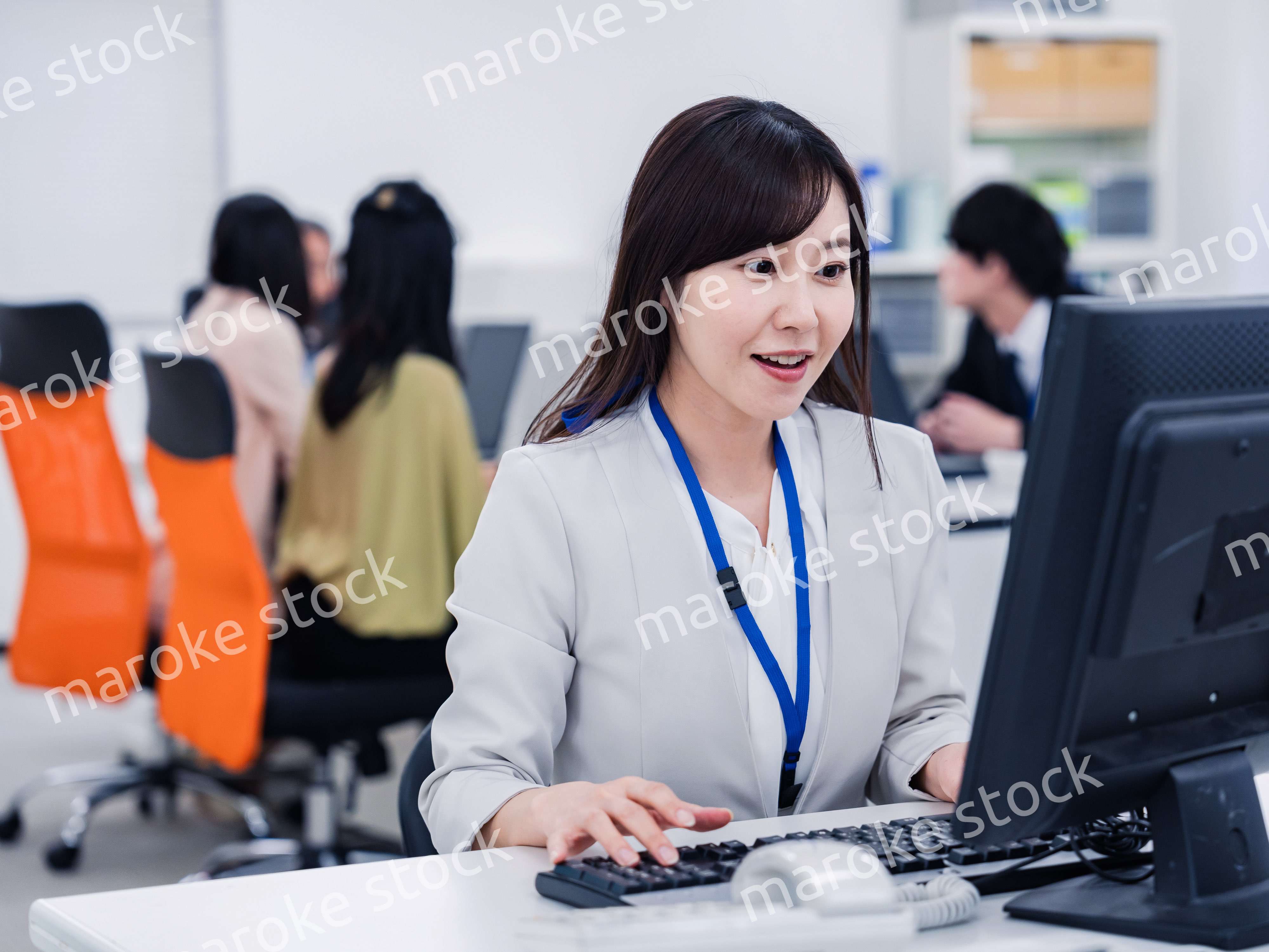 笑顔で事務処理をするビジネスパーソン