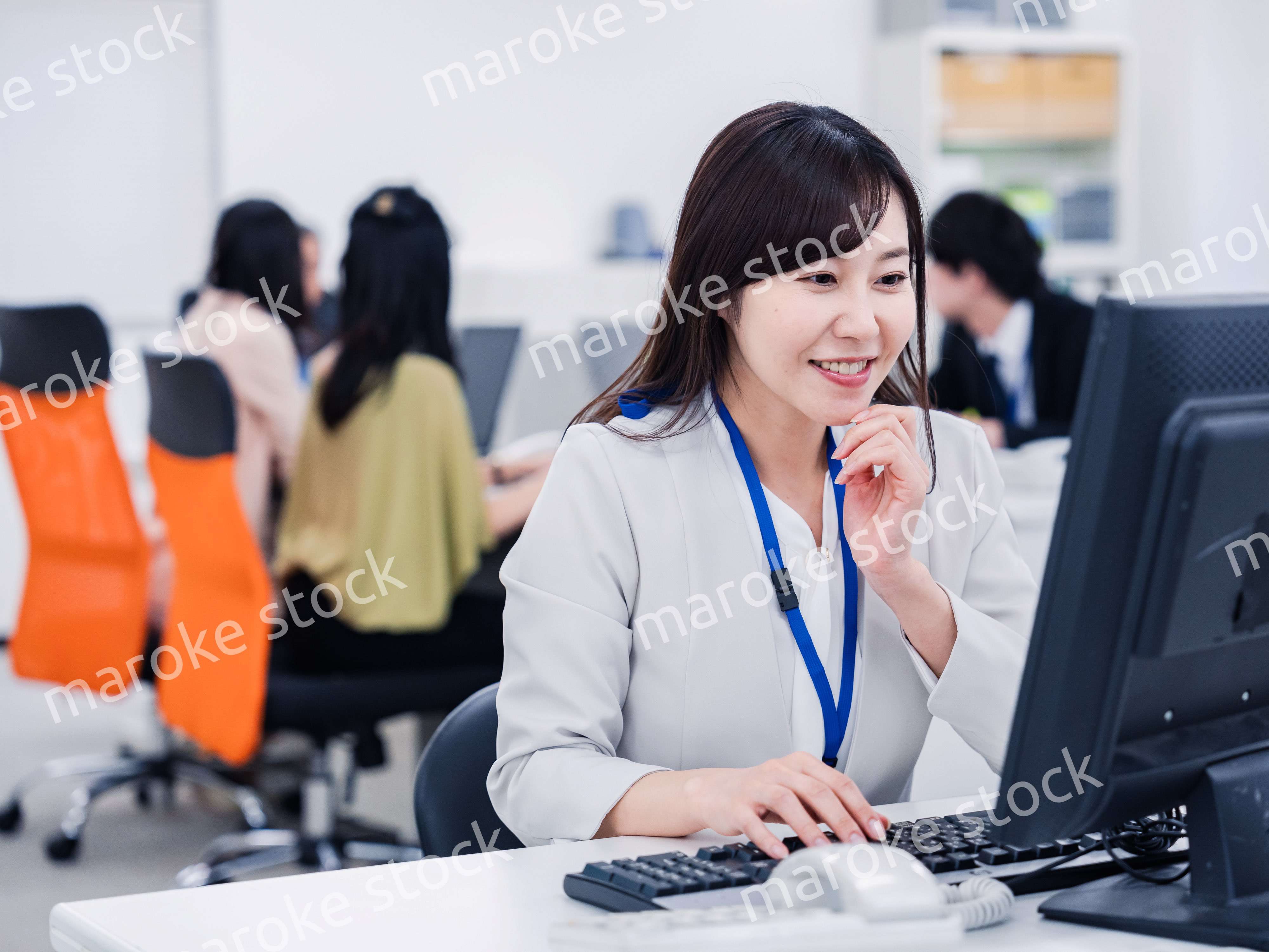 笑顔で事務処理をするビジネスパーソン