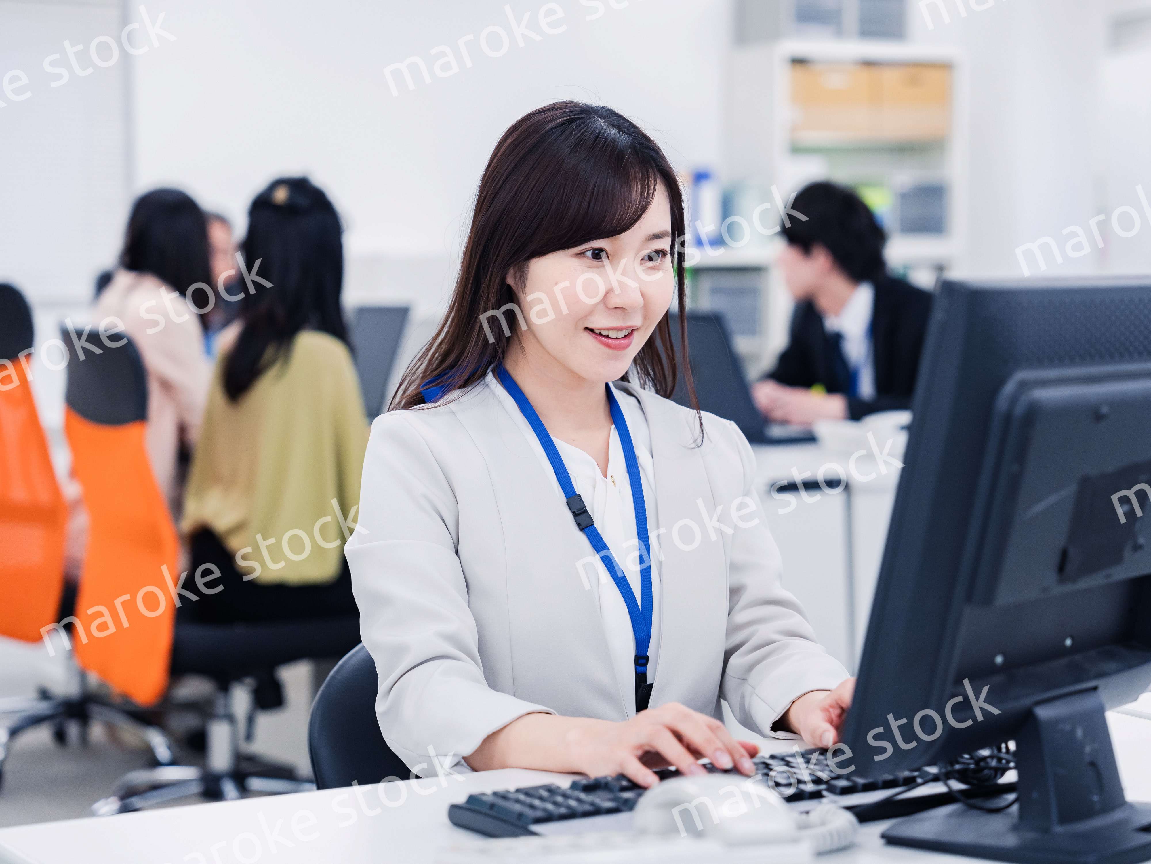 笑顔で事務処理をするビジネスパーソン