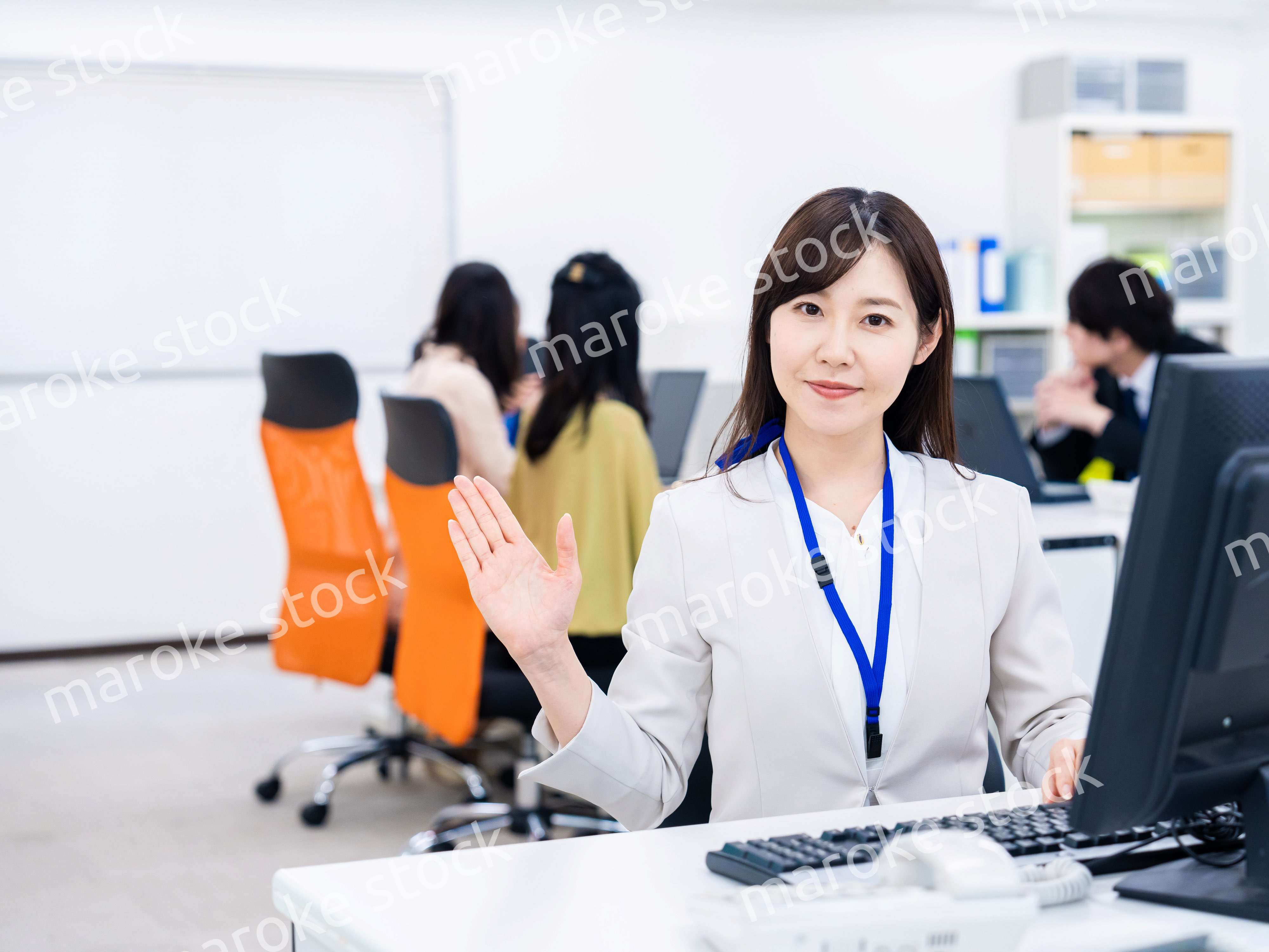 オフィスで紹介をするビジネスパーソン