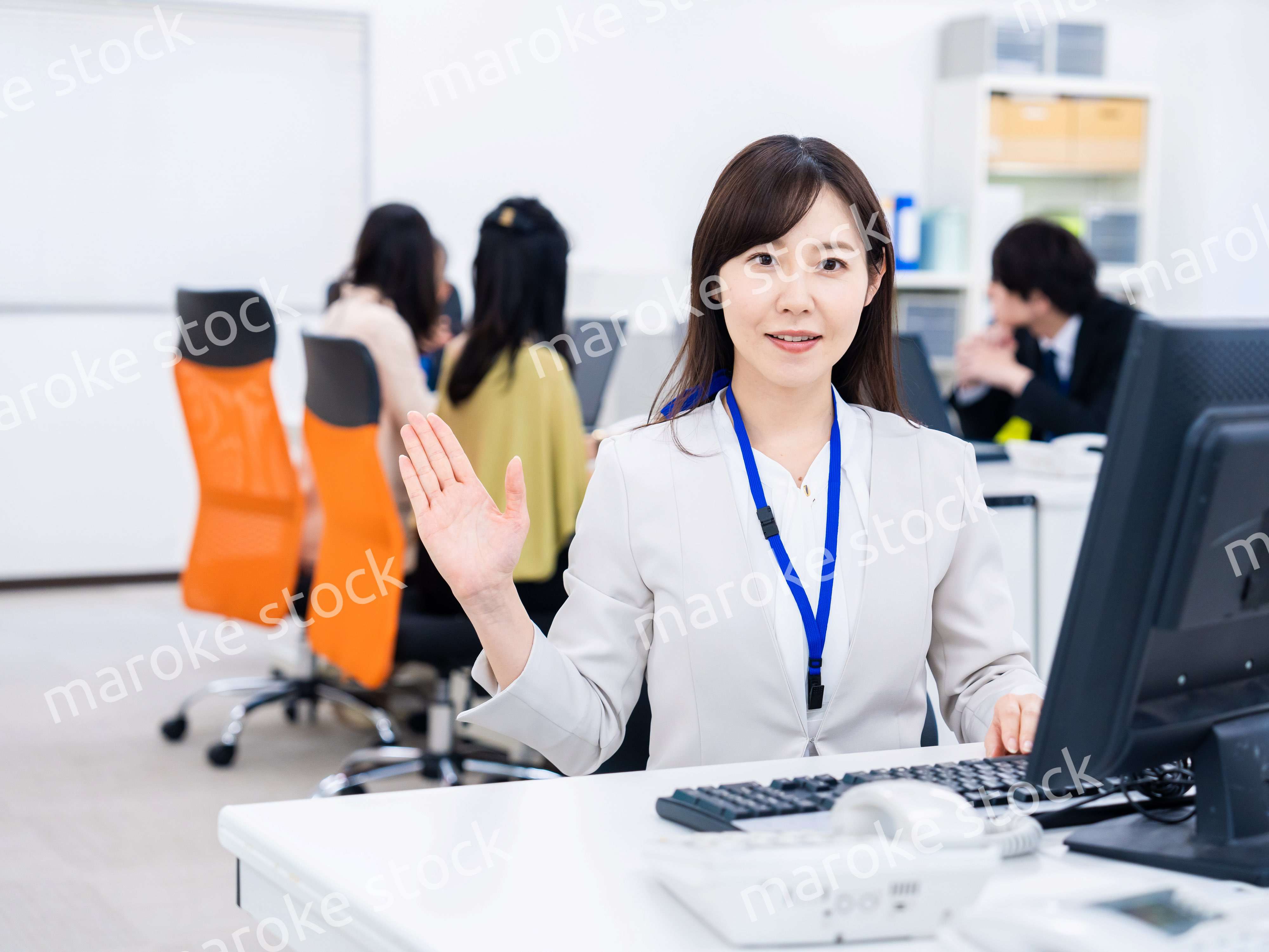 オフィスで紹介をするビジネスパーソン