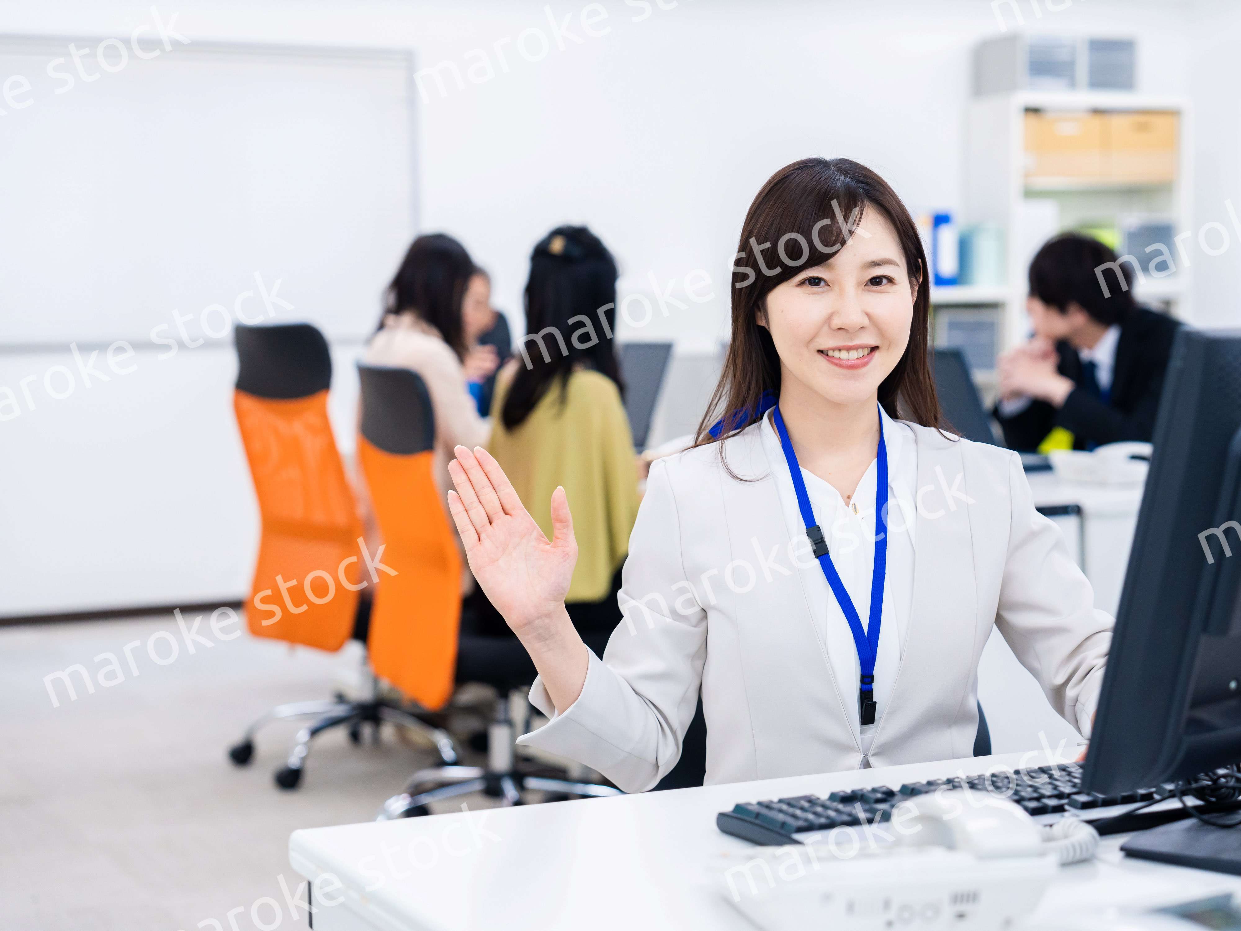 オフィスで紹介をするビジネスパーソン