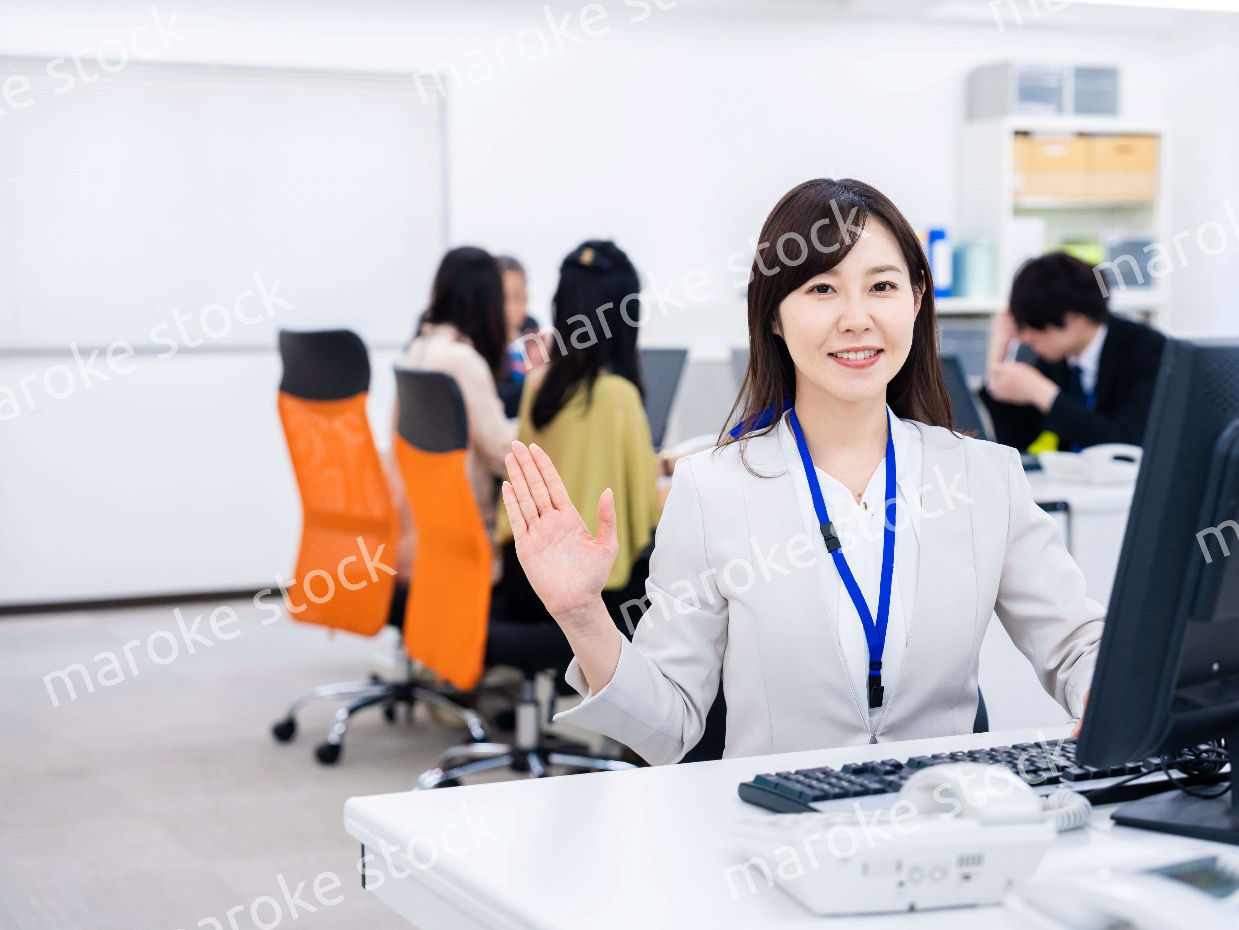 オフィスで紹介をするビジネスパーソン