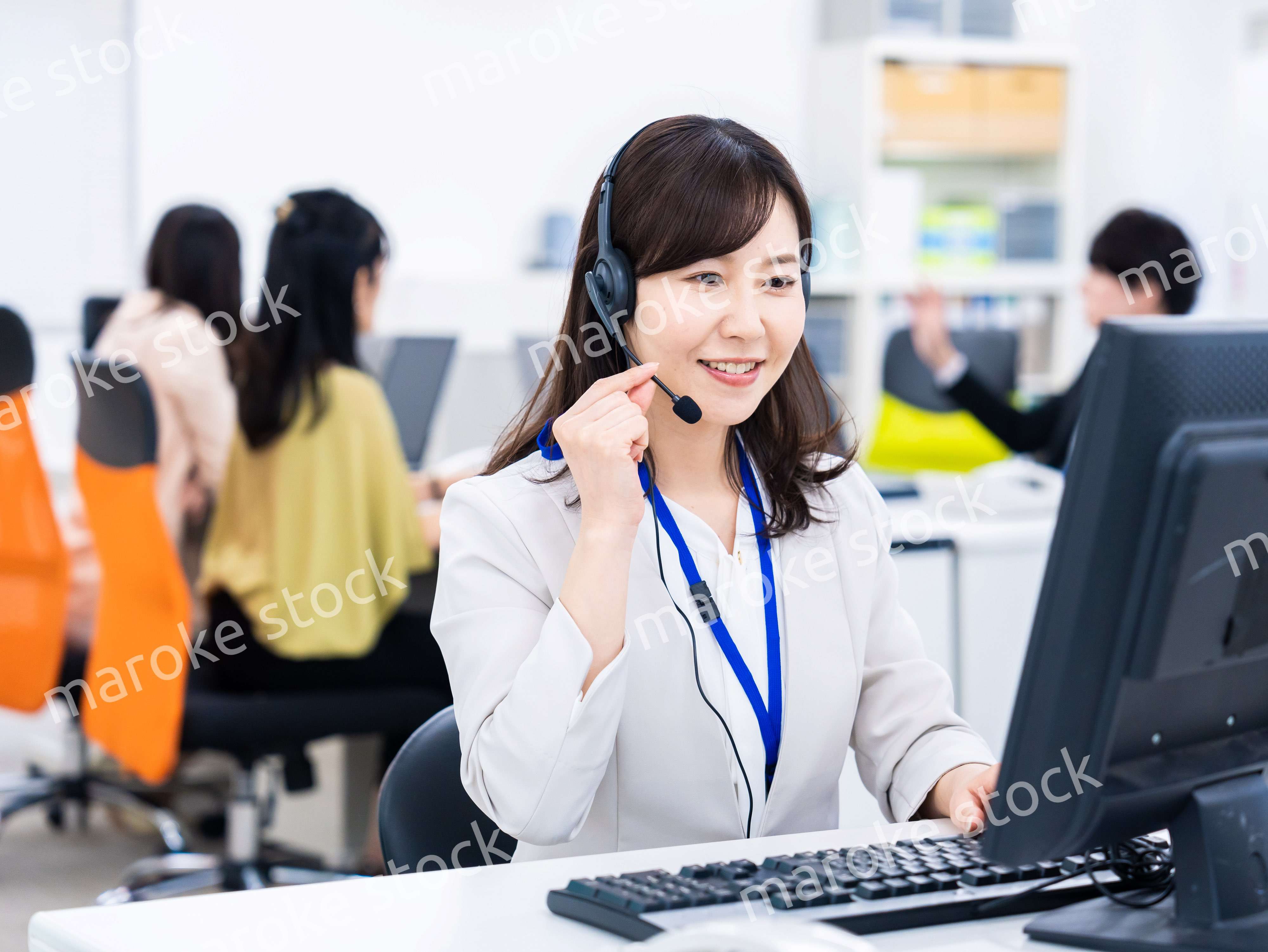 オフィスでリモート会議をする女性