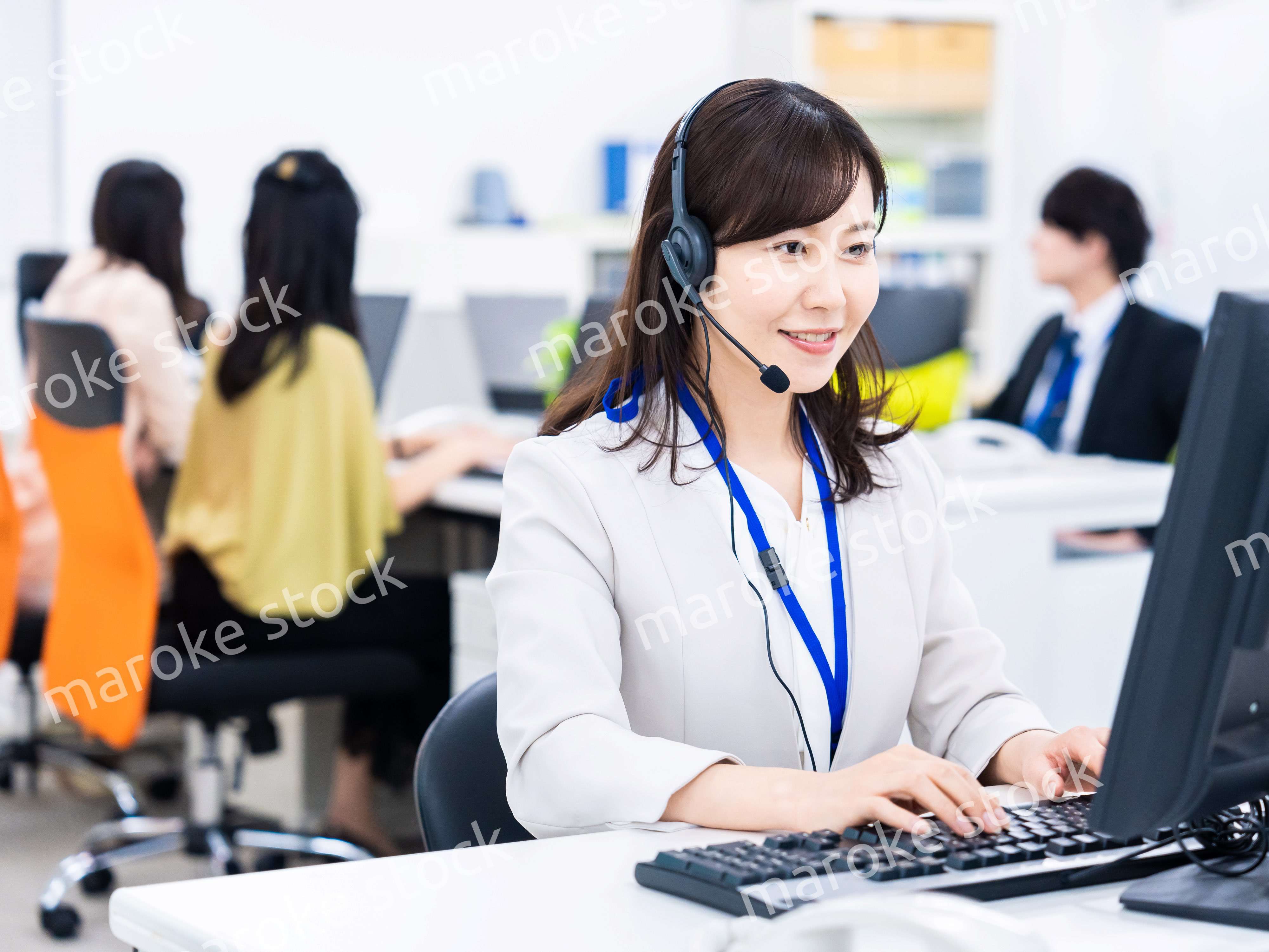 オフィスでリモート会議をする女性