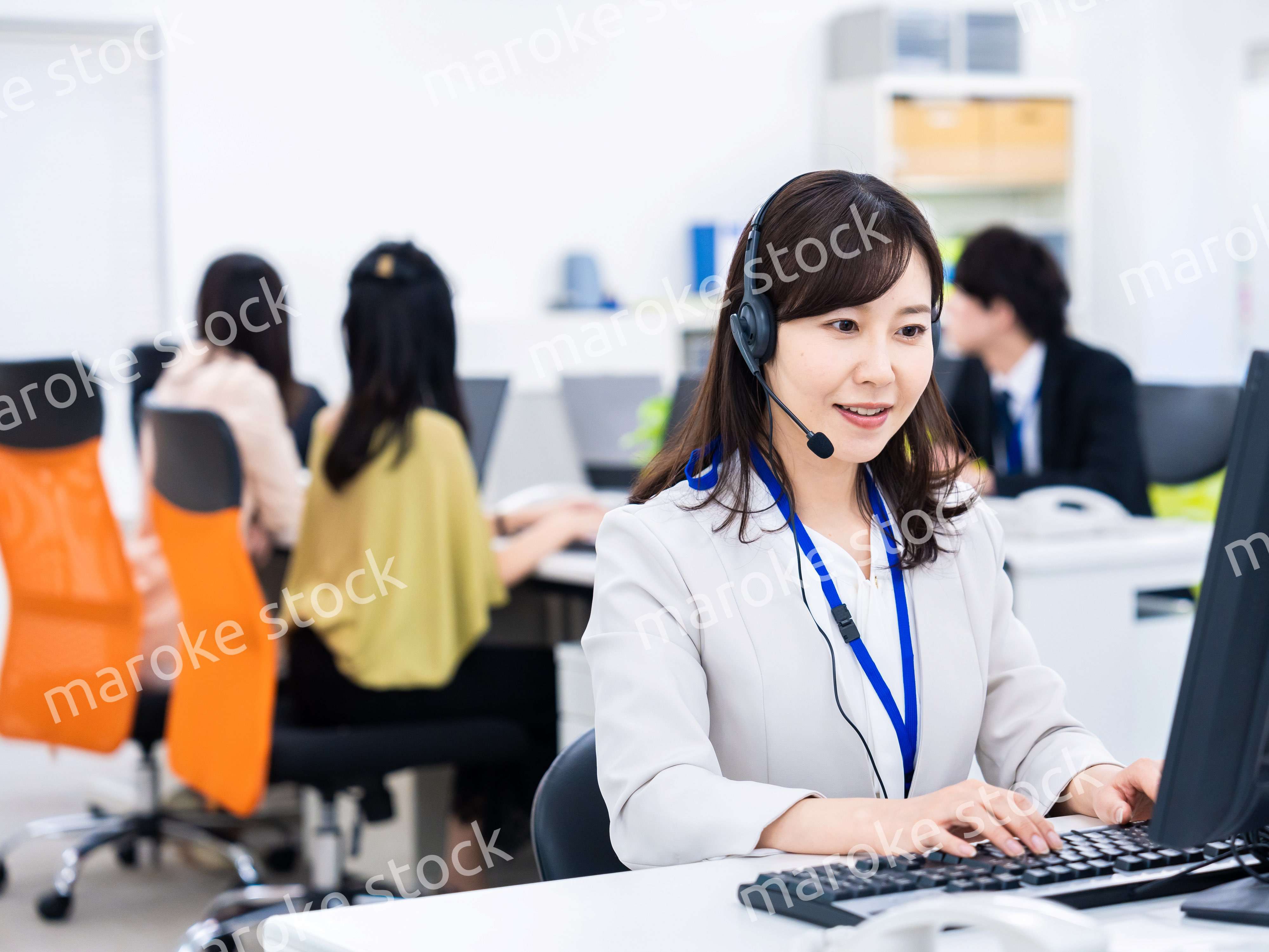 オフィスでリモート会議をする女性