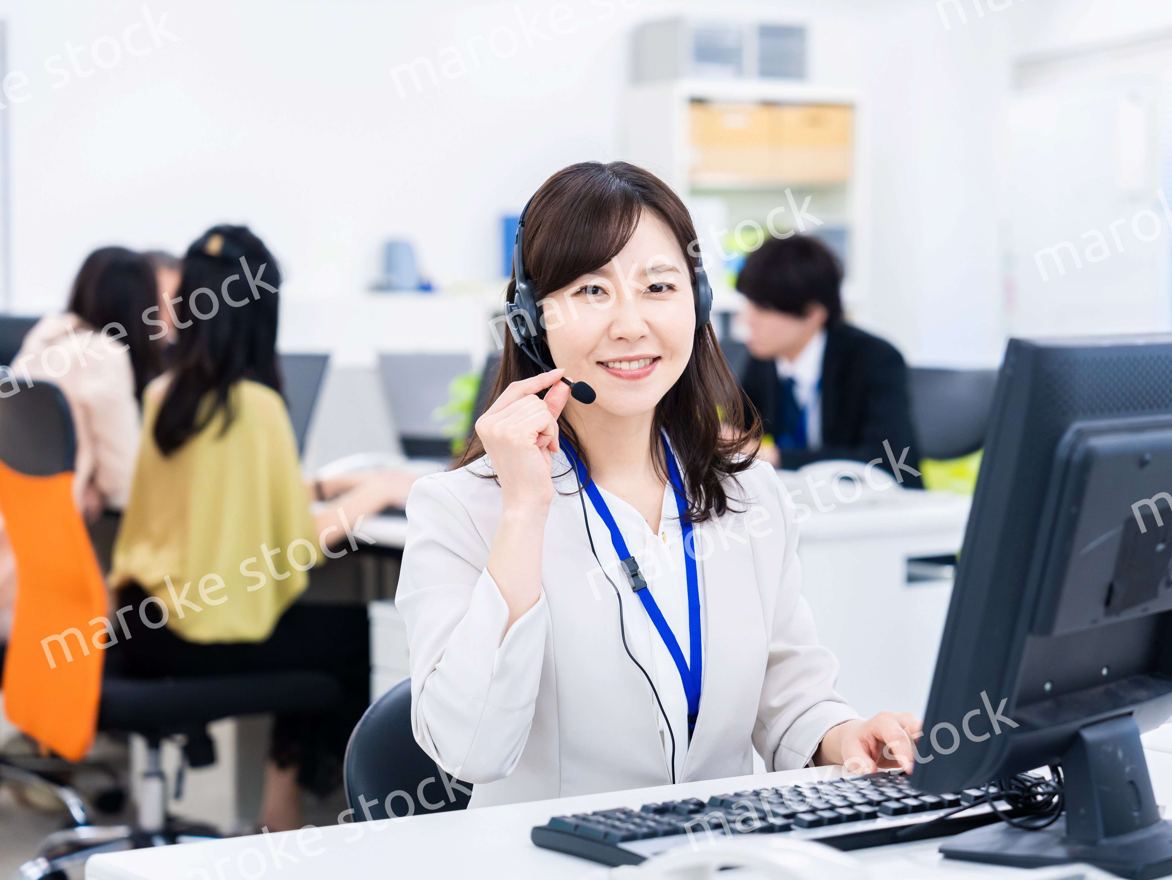 オフィスでリモート会議をする女性