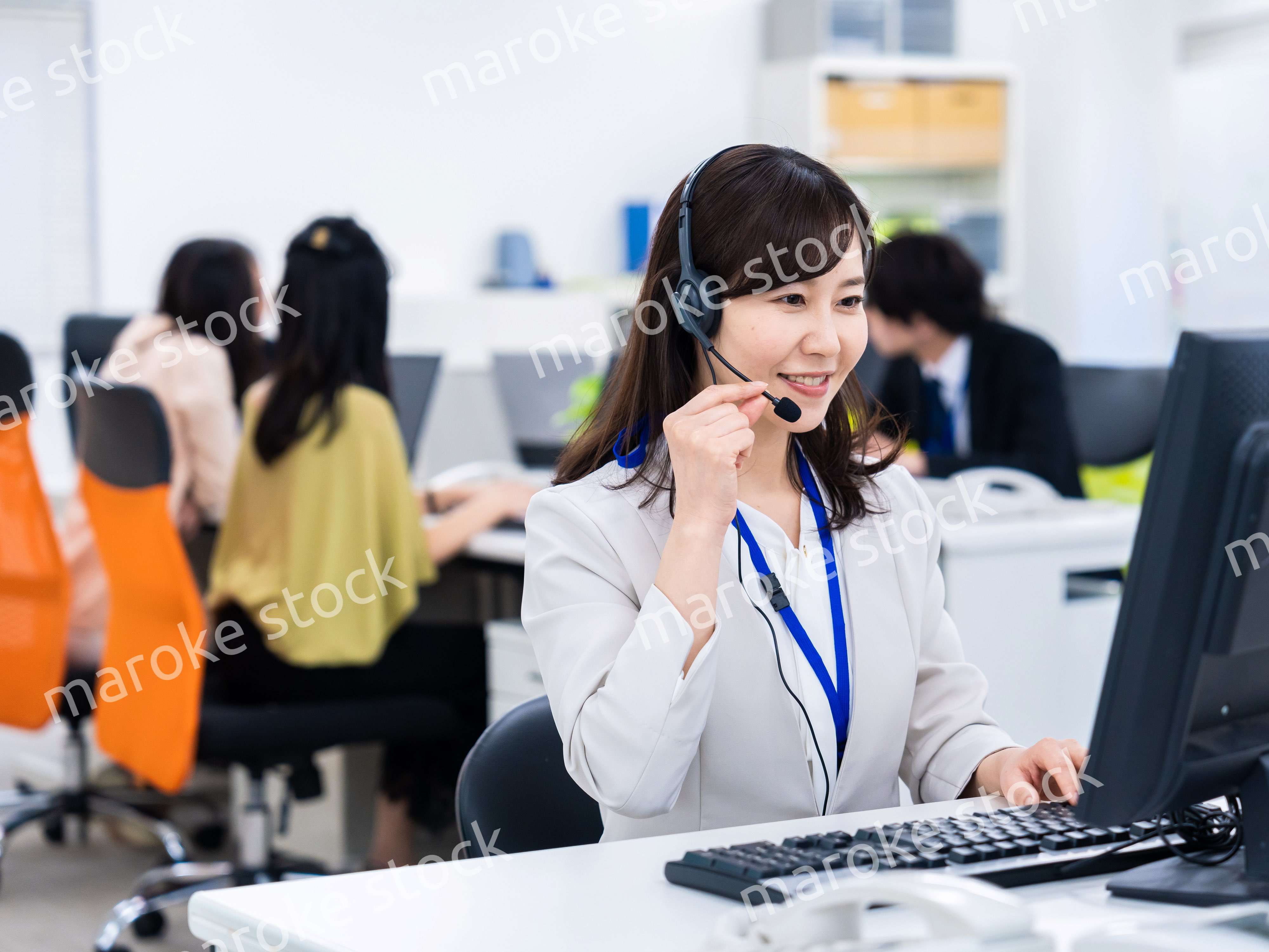 オフィスでリモート会議をする女性