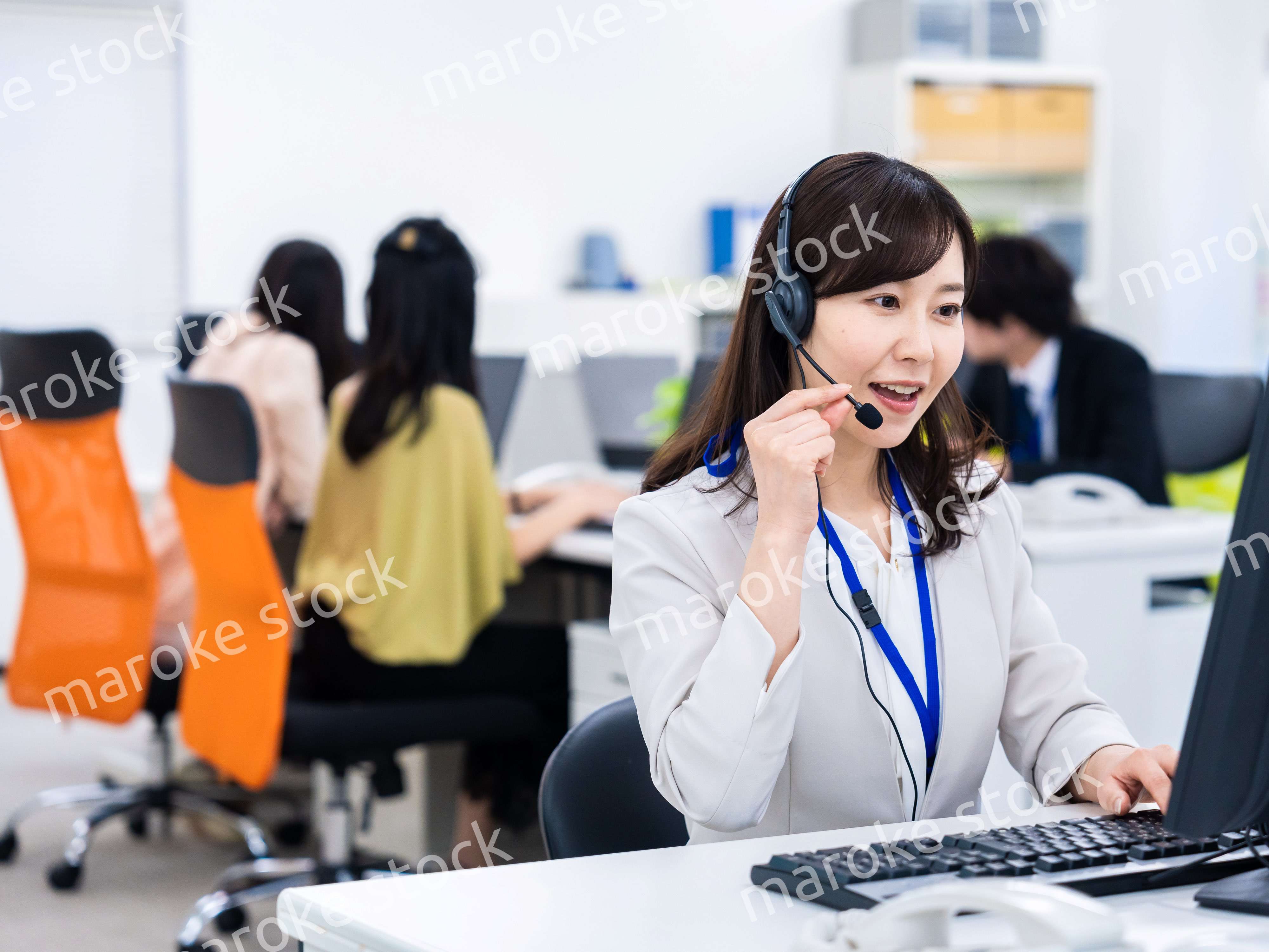 オフィスでリモート会議をする女性