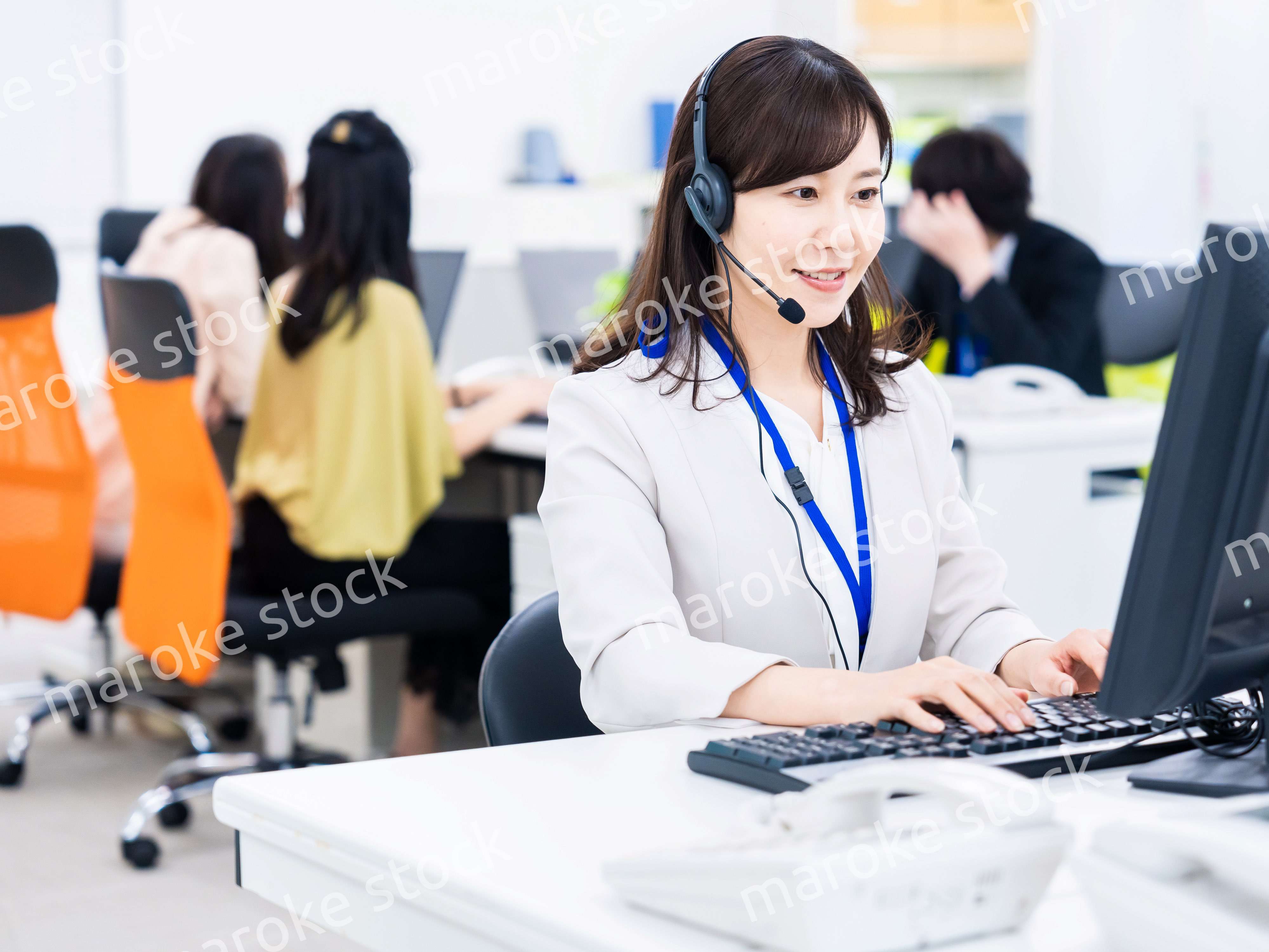 オフィスでリモート会議をする女性