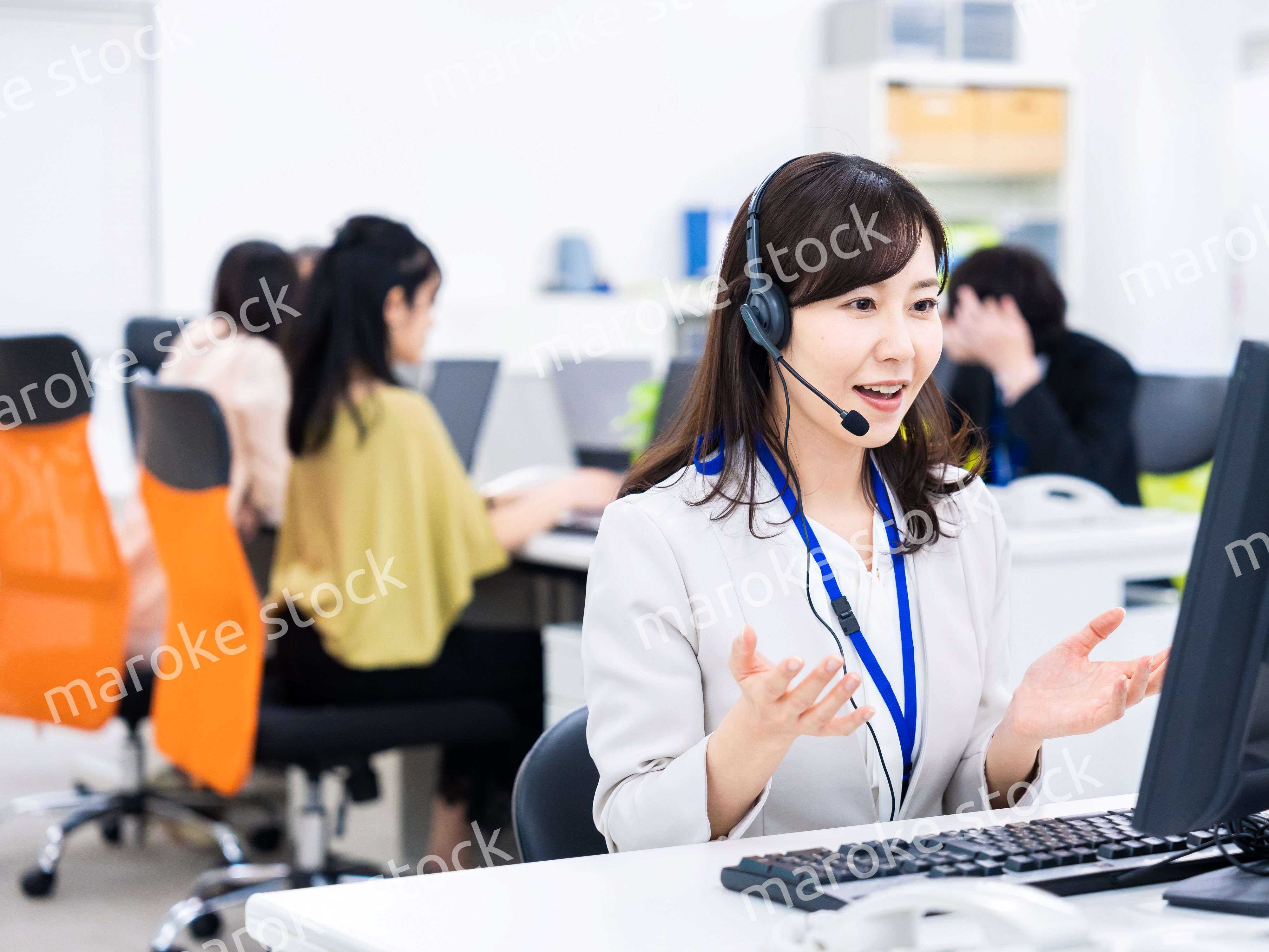 オフィスでリモート会議をする女性