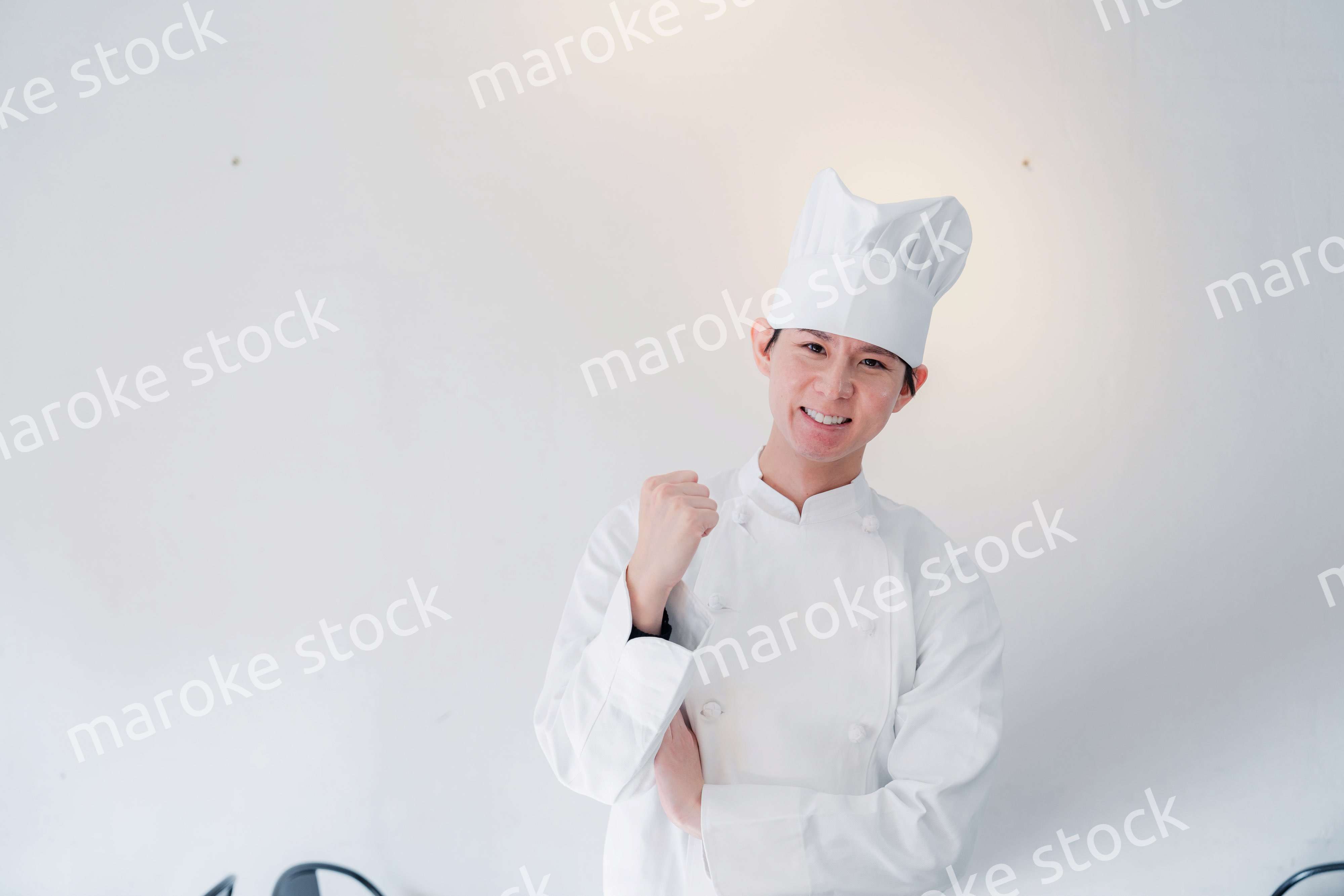 ガッツポーズをする男性シェフ