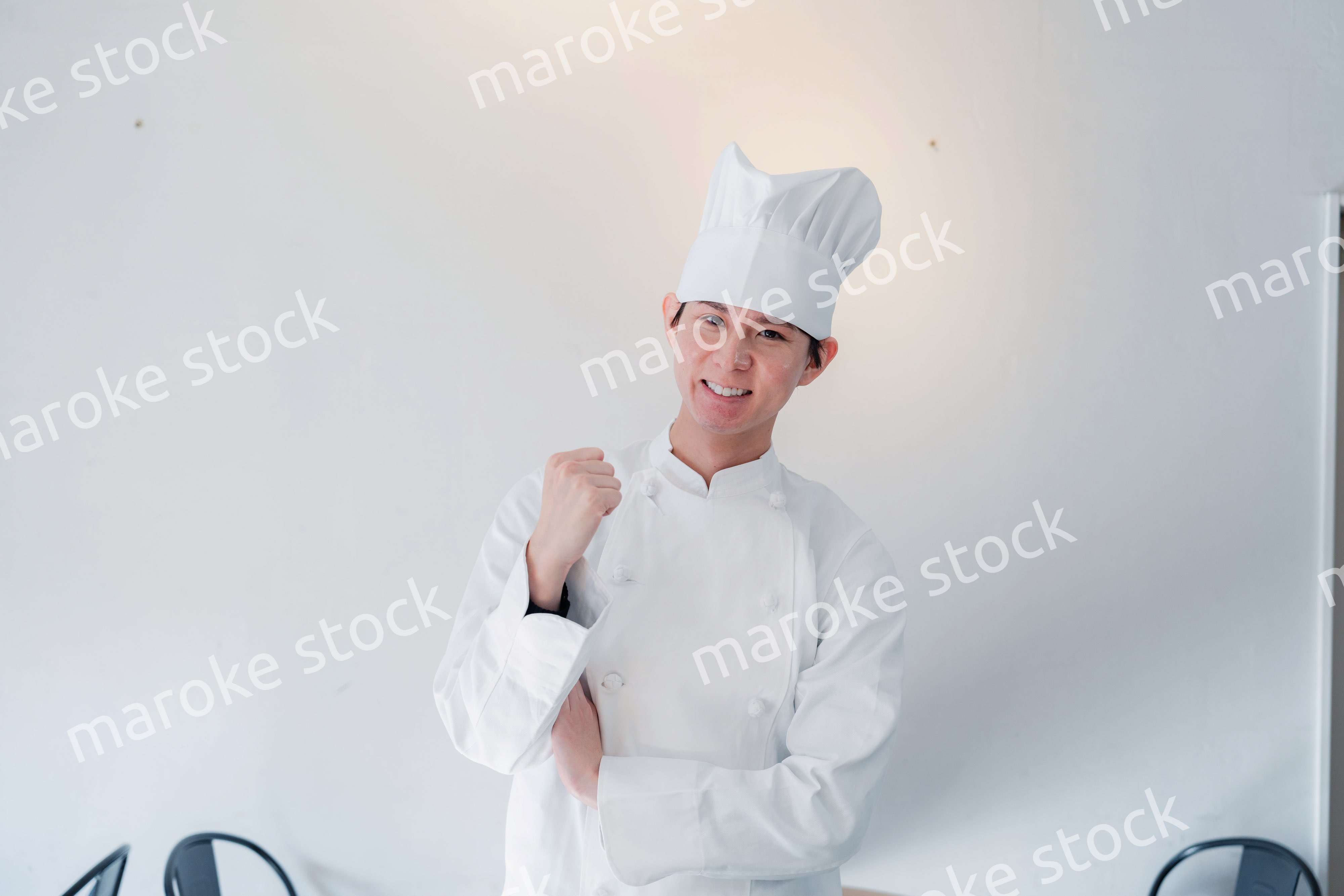 ガッツポーズをする男性シェフ