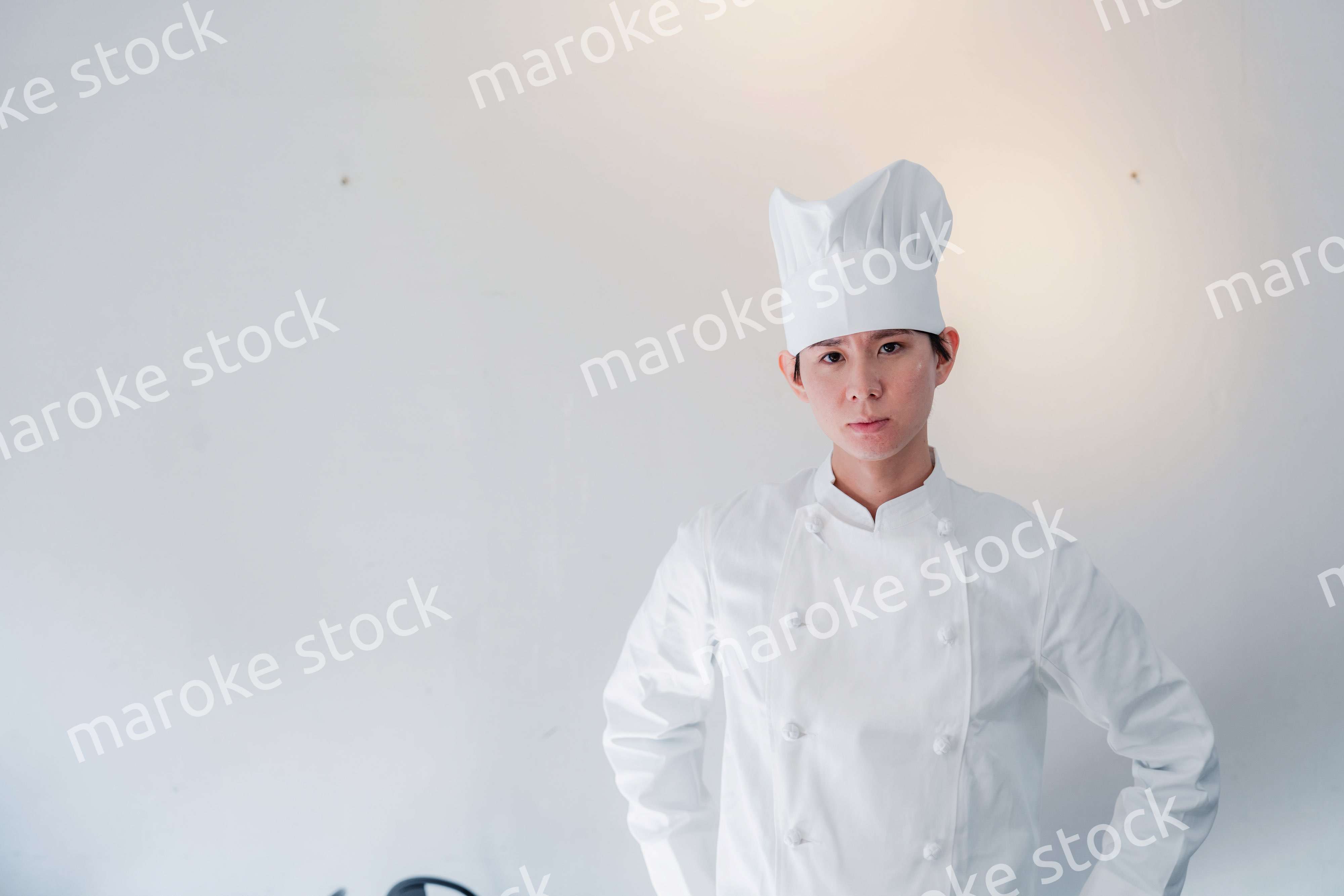 笑顔で働く男性シェフ