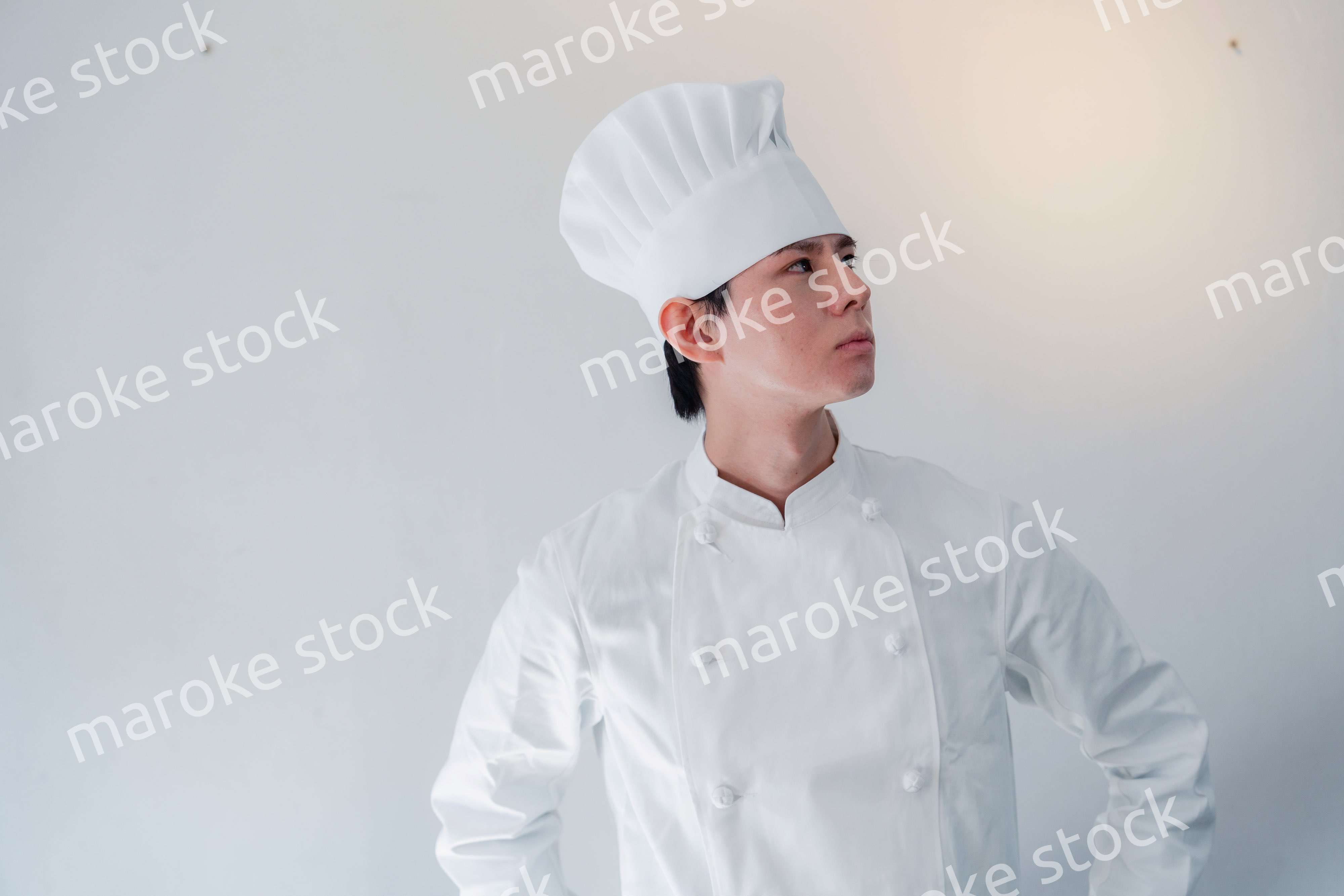 笑顔で働く男性シェフ