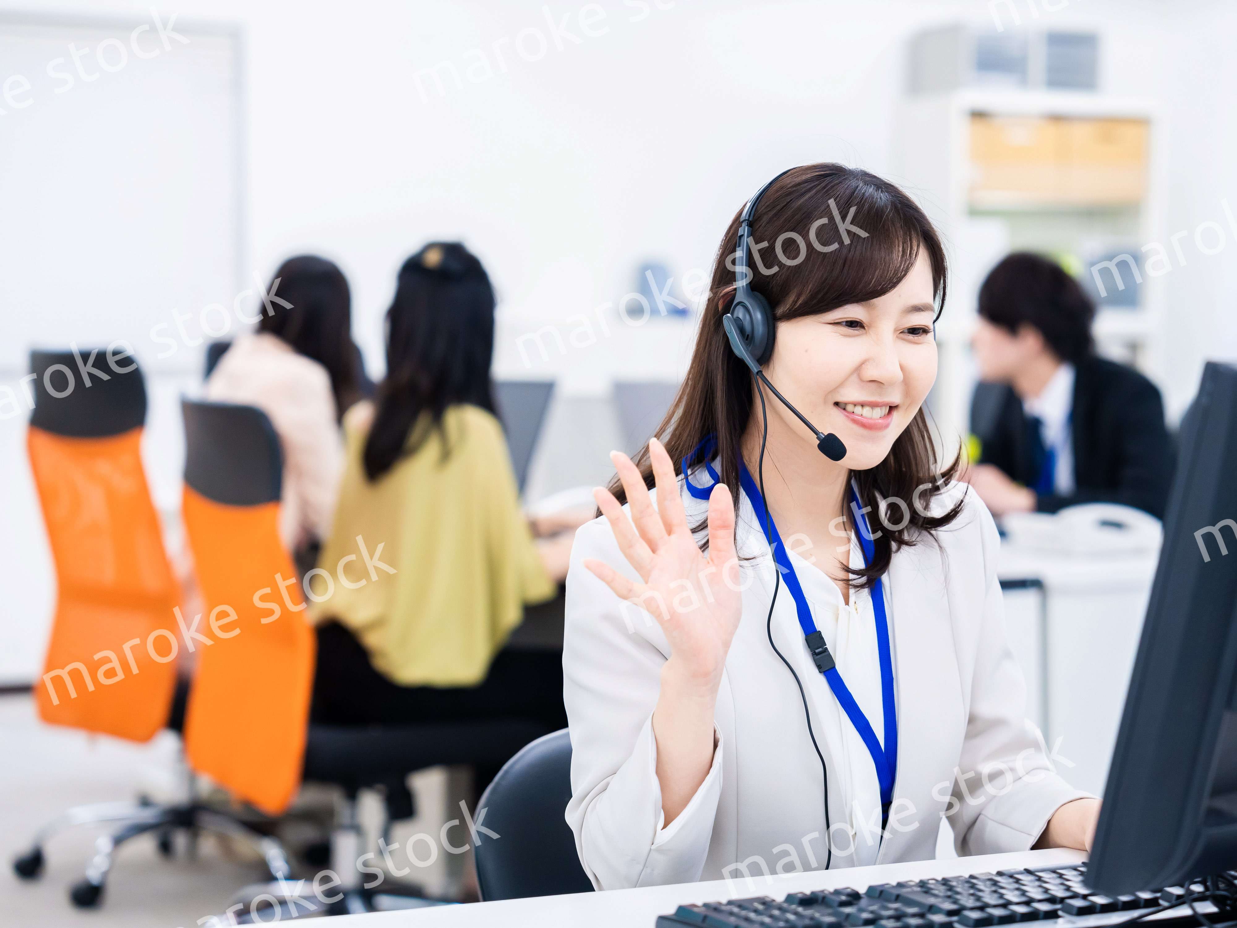 オフィスでリモート会議をする女性