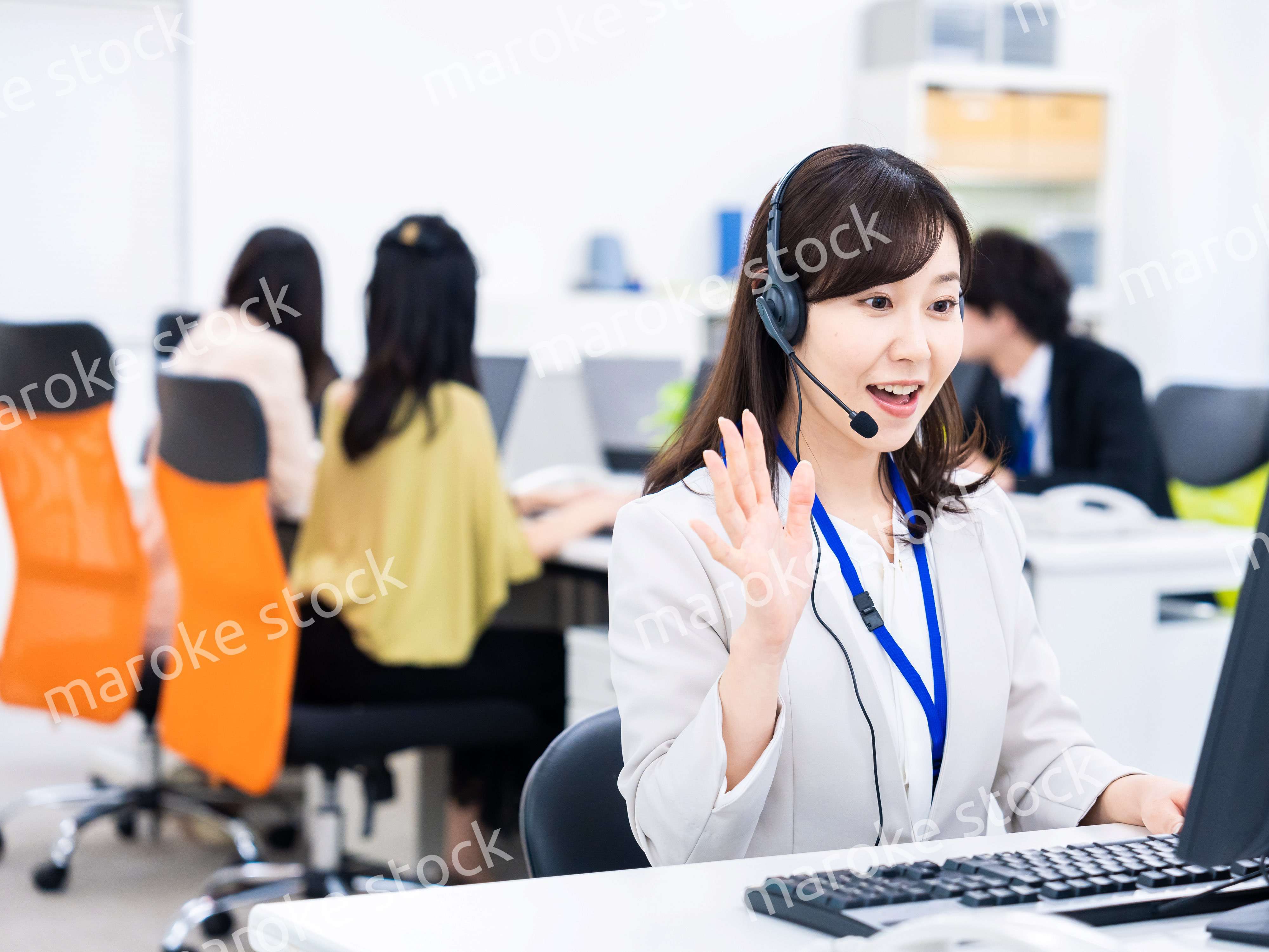 オフィスでリモート会議をする女性