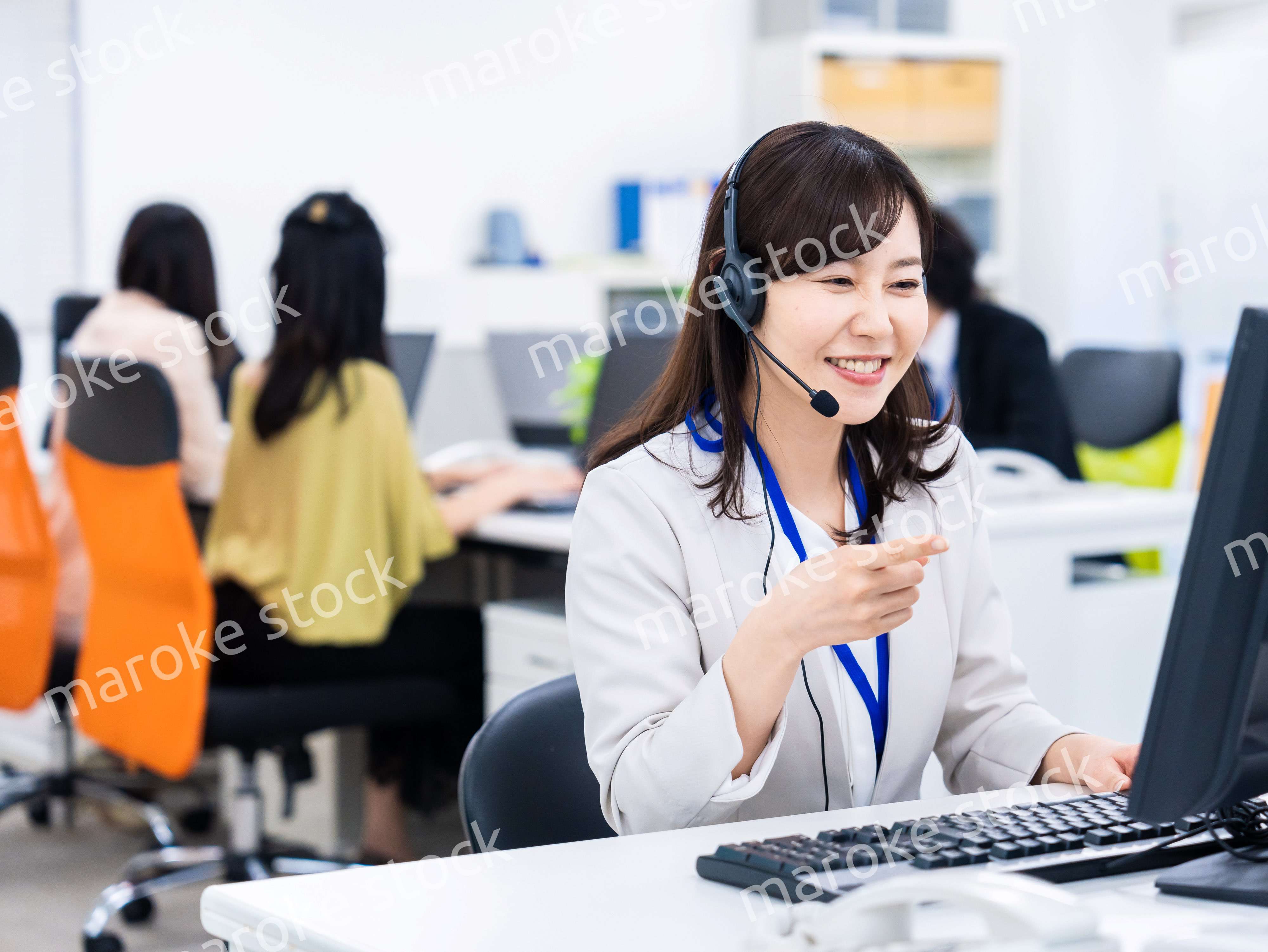 オフィスでリモート会議をする女性