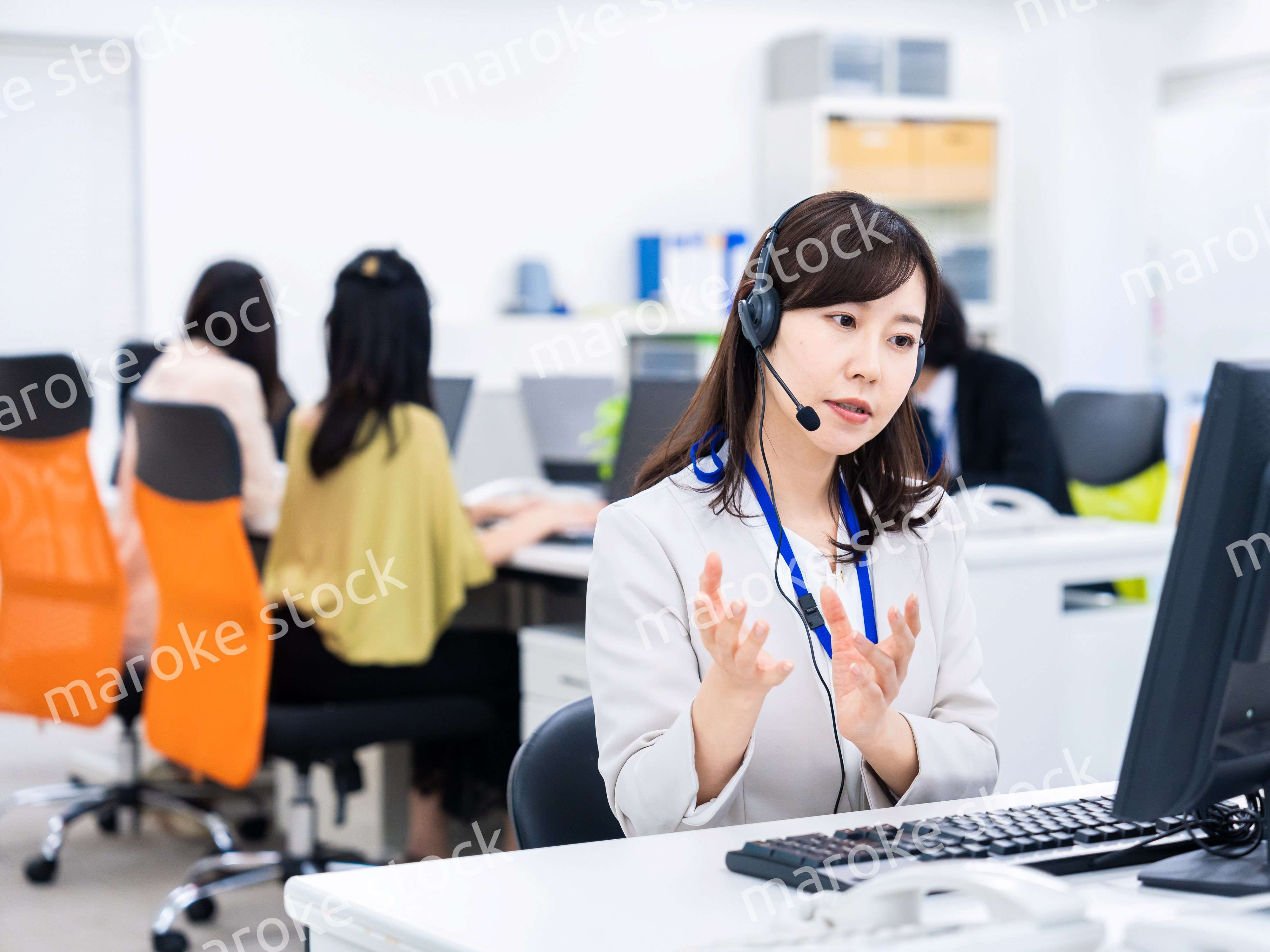 オフィスでリモート会議をする女性