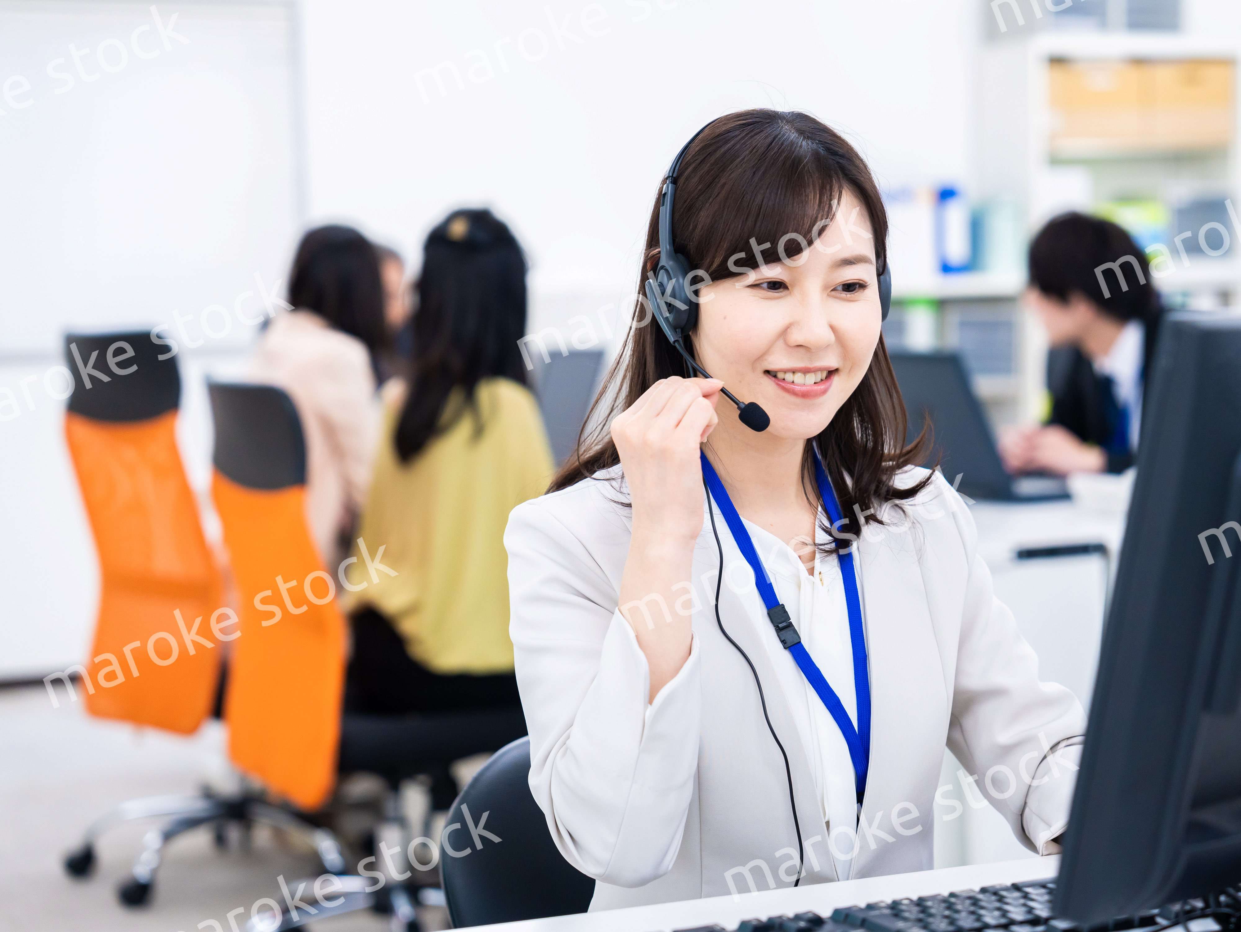 オフィスでリモート会議をする女性