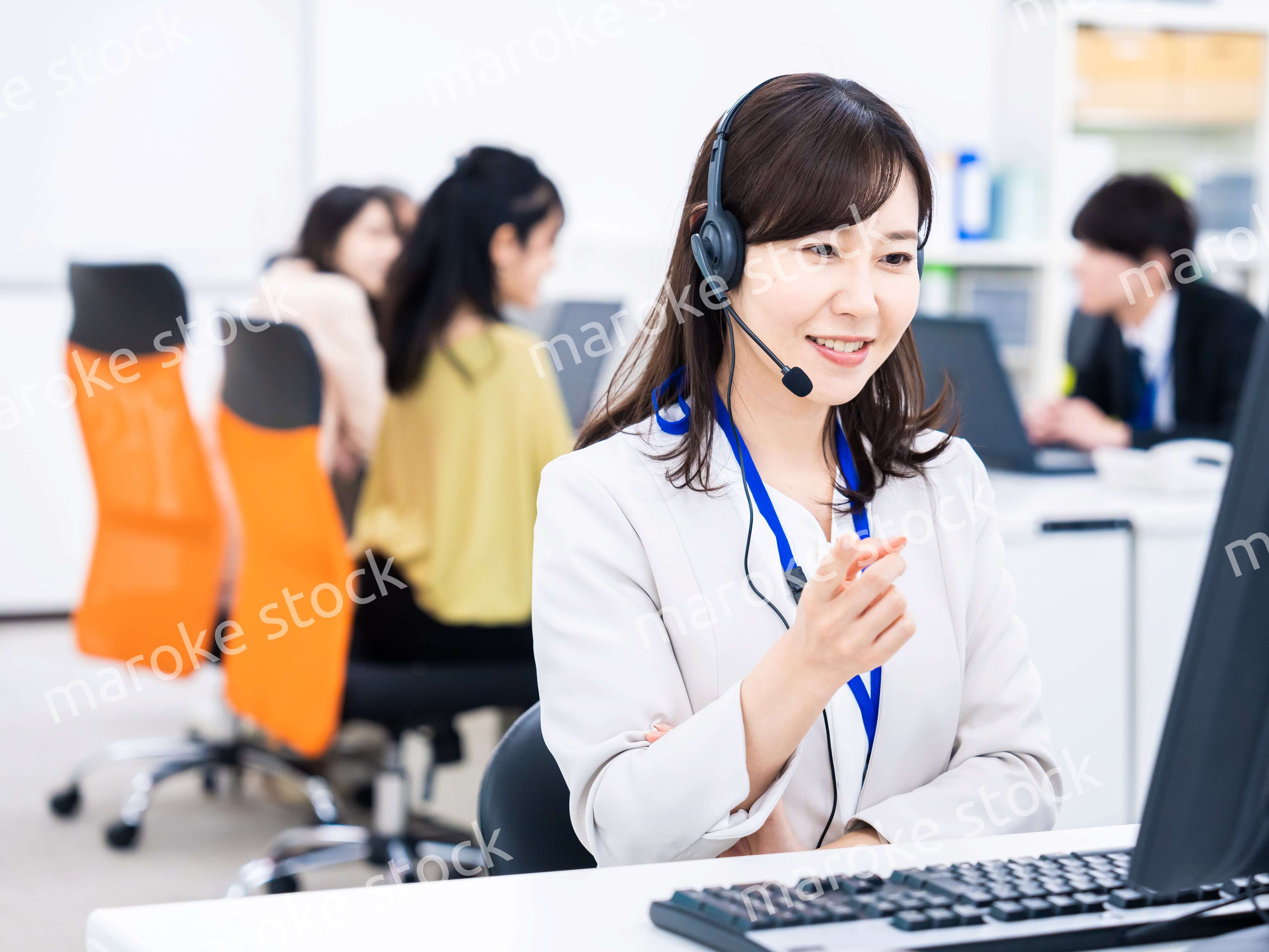 オフィスでリモート会議をする女性