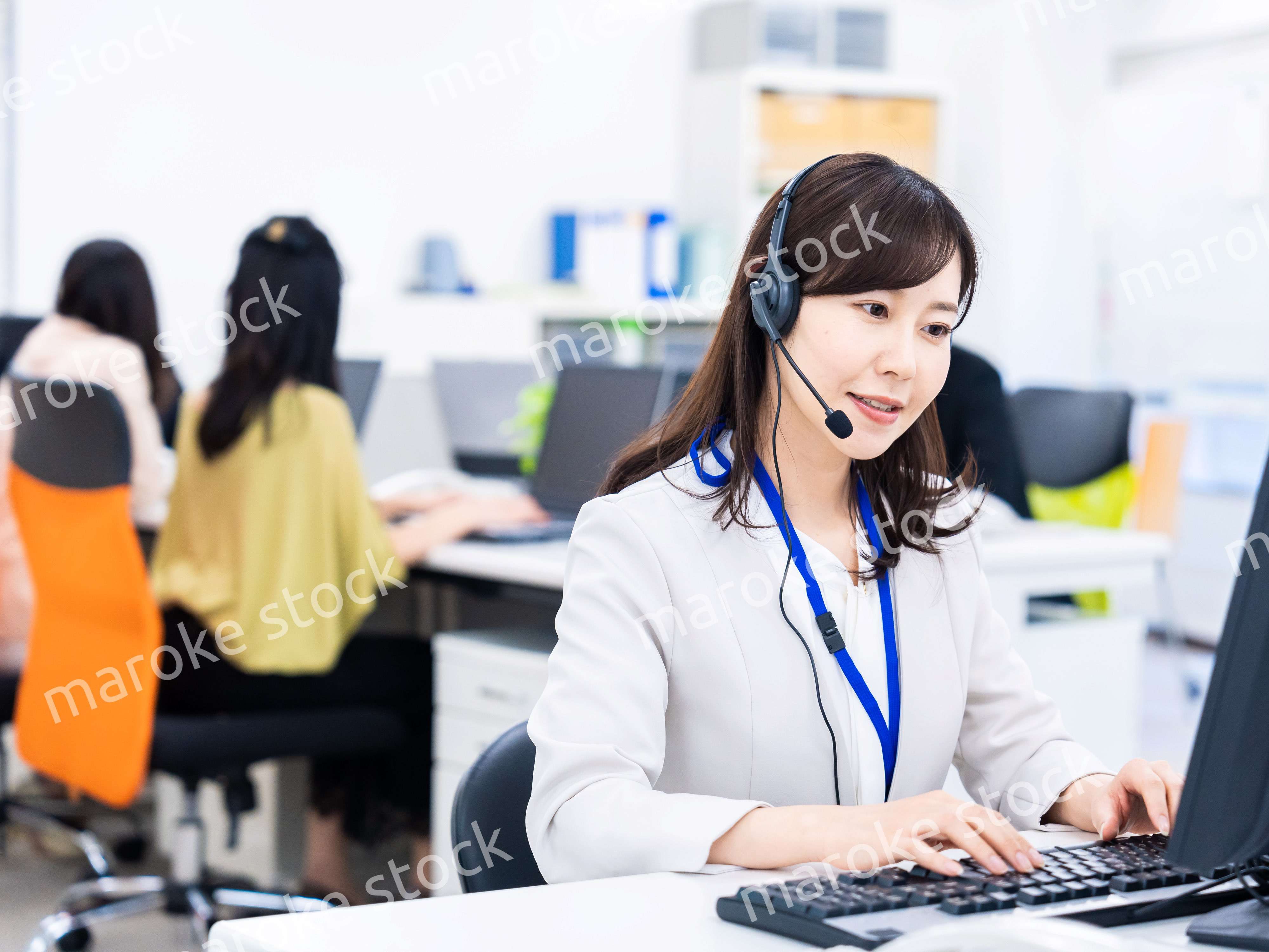 オフィスでリモート会議をする女性