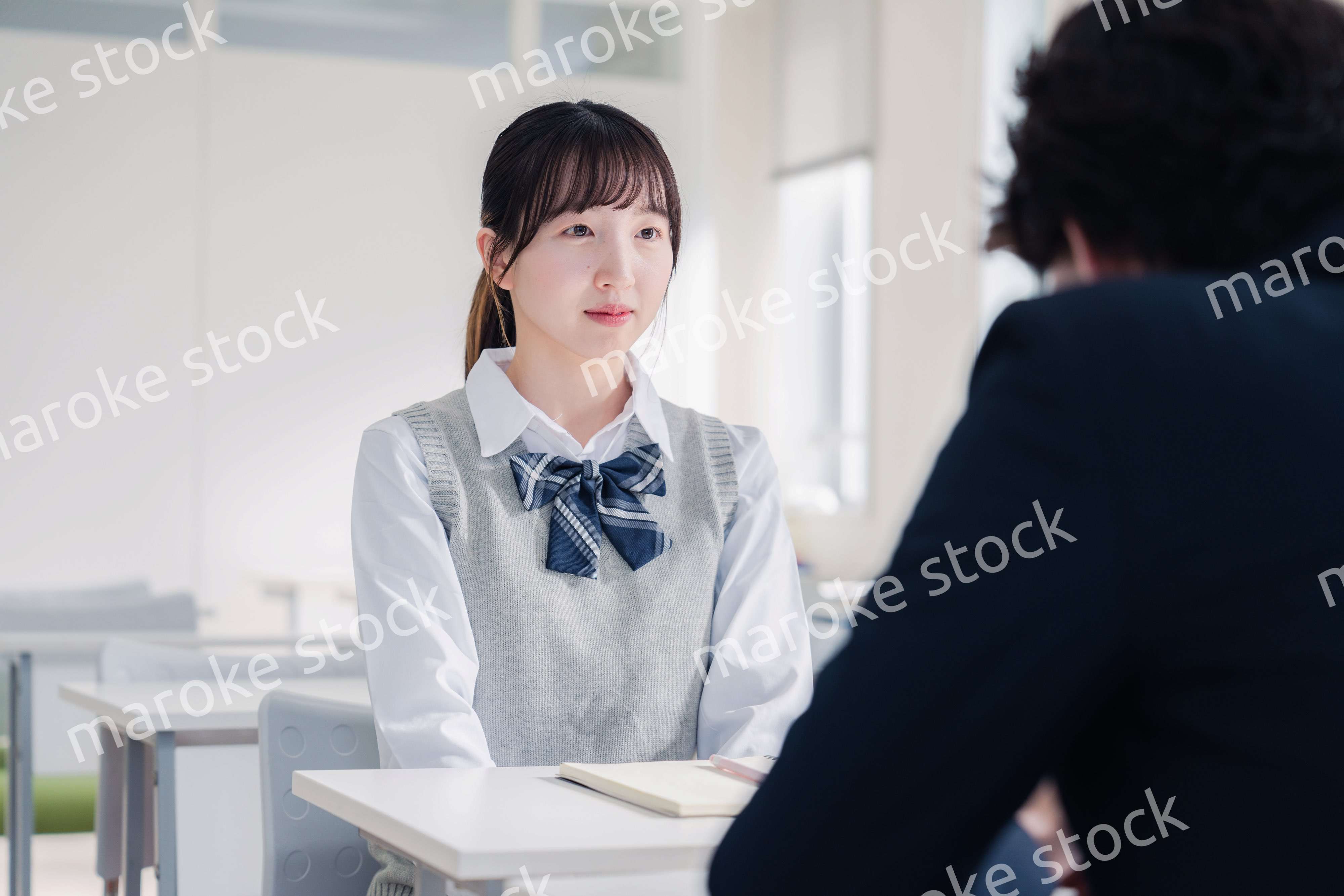 教師と面談をする女子高生