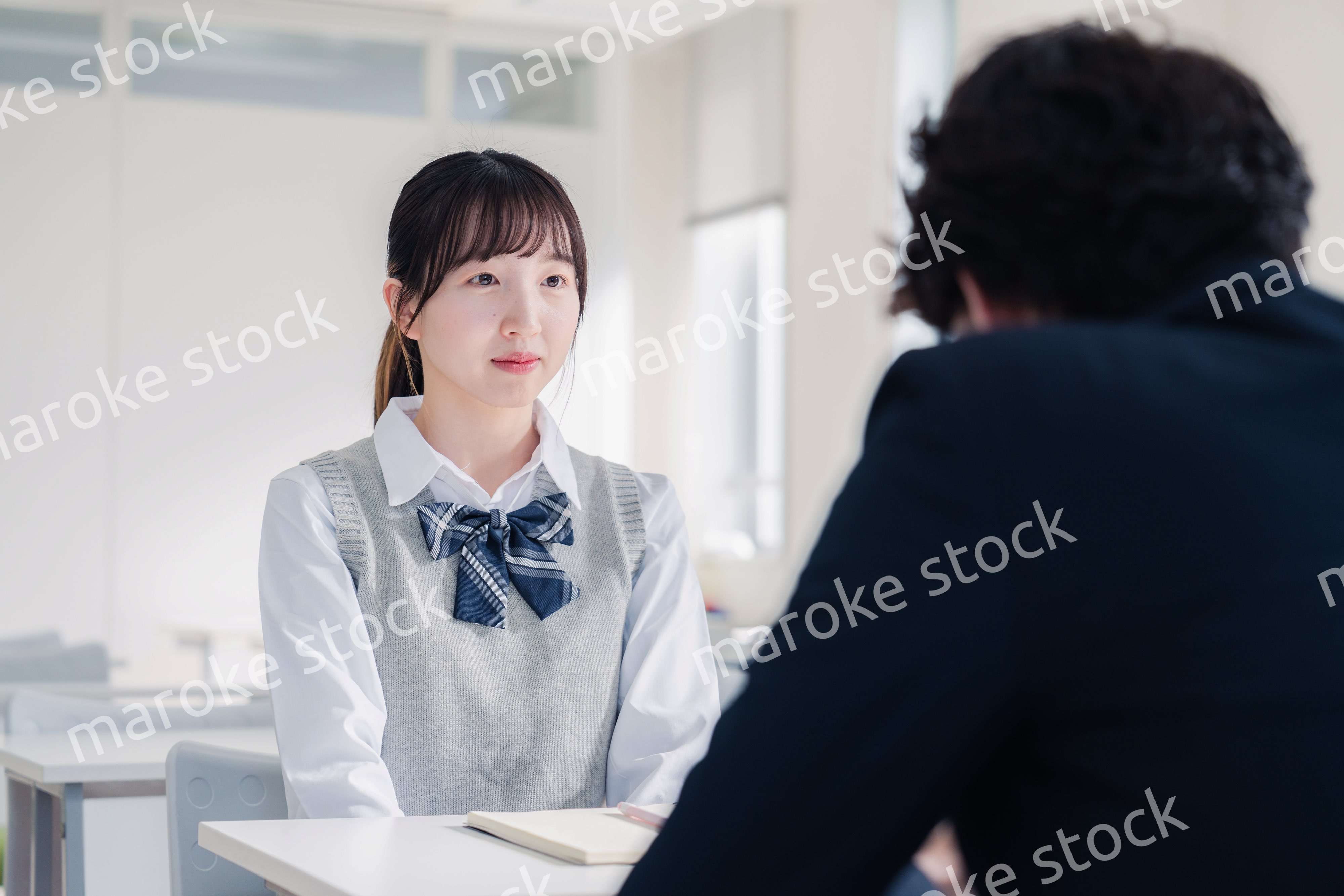 教師と面談をする女子高生