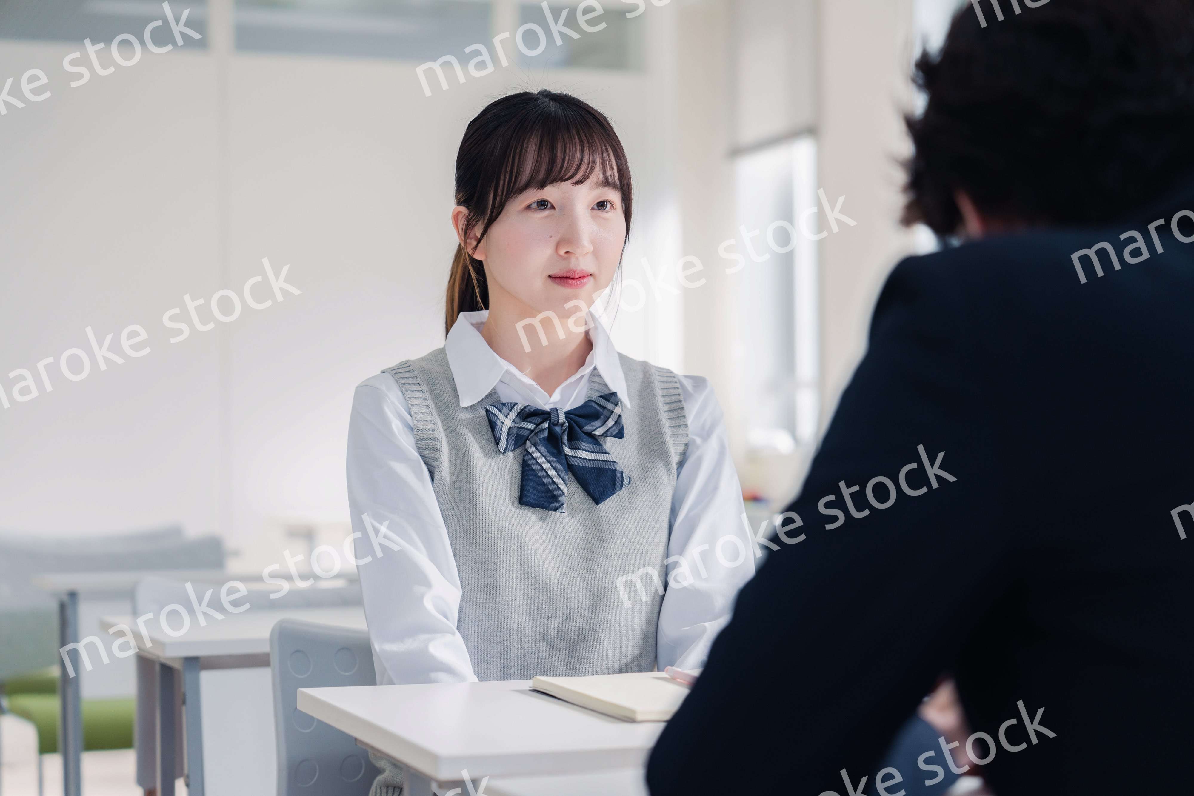 教師と面談をする女子高生