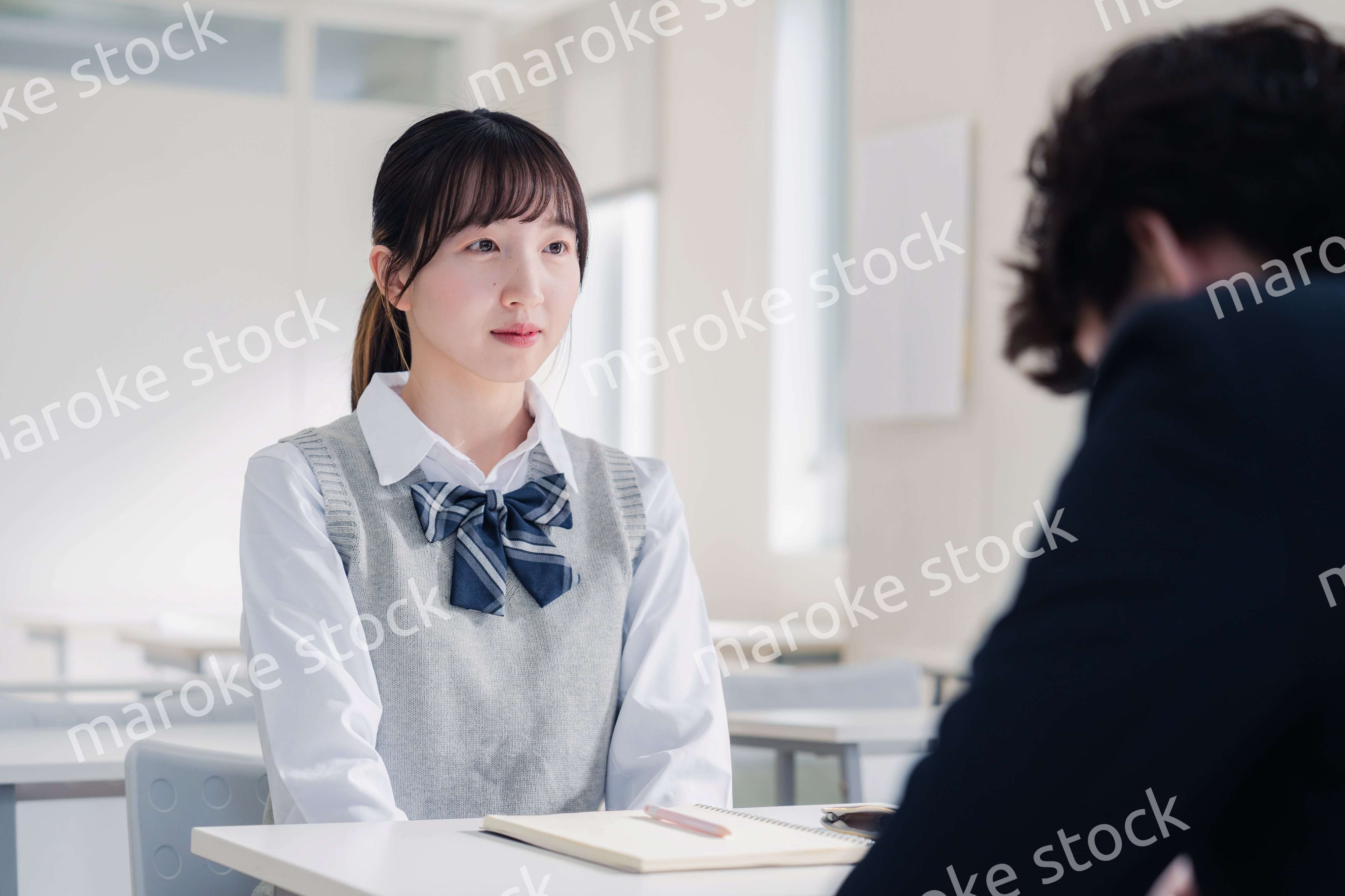 教師と面談をする女子高生