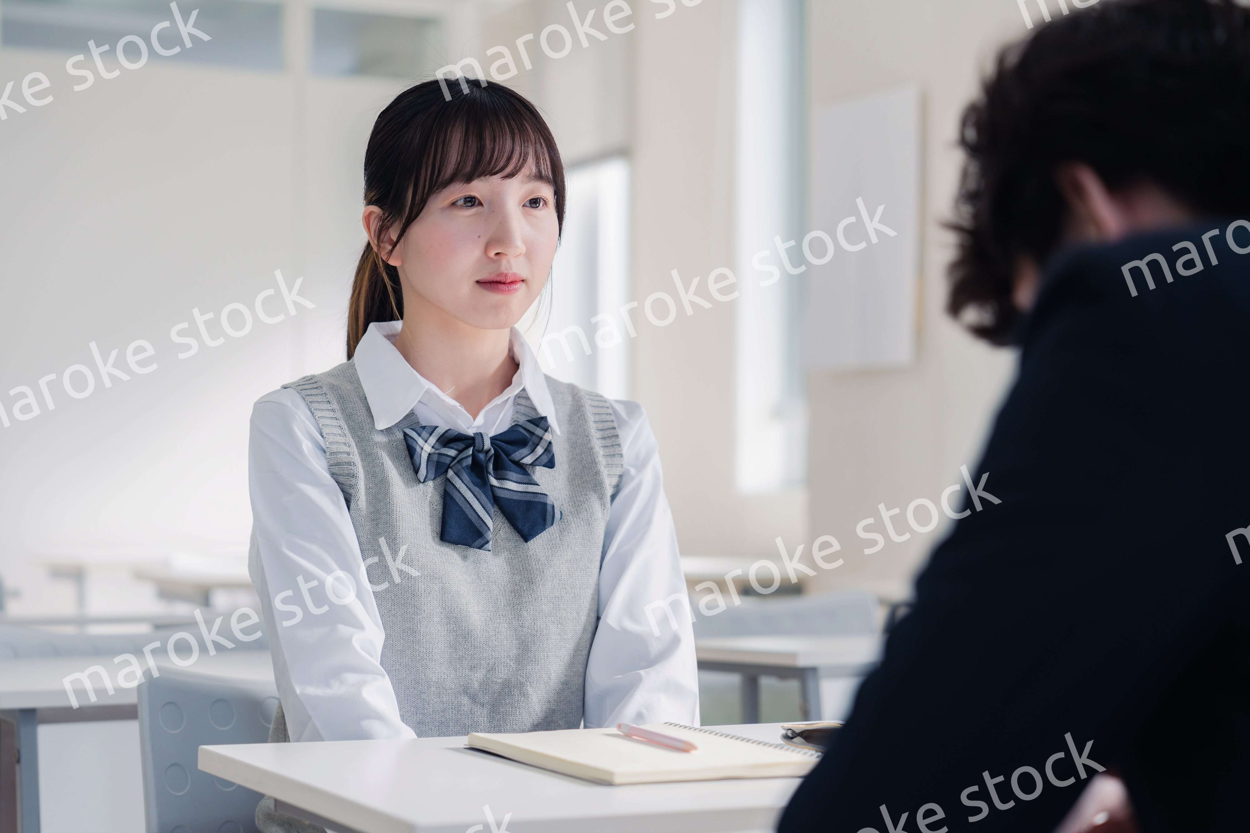 教師と面談をする女子高生