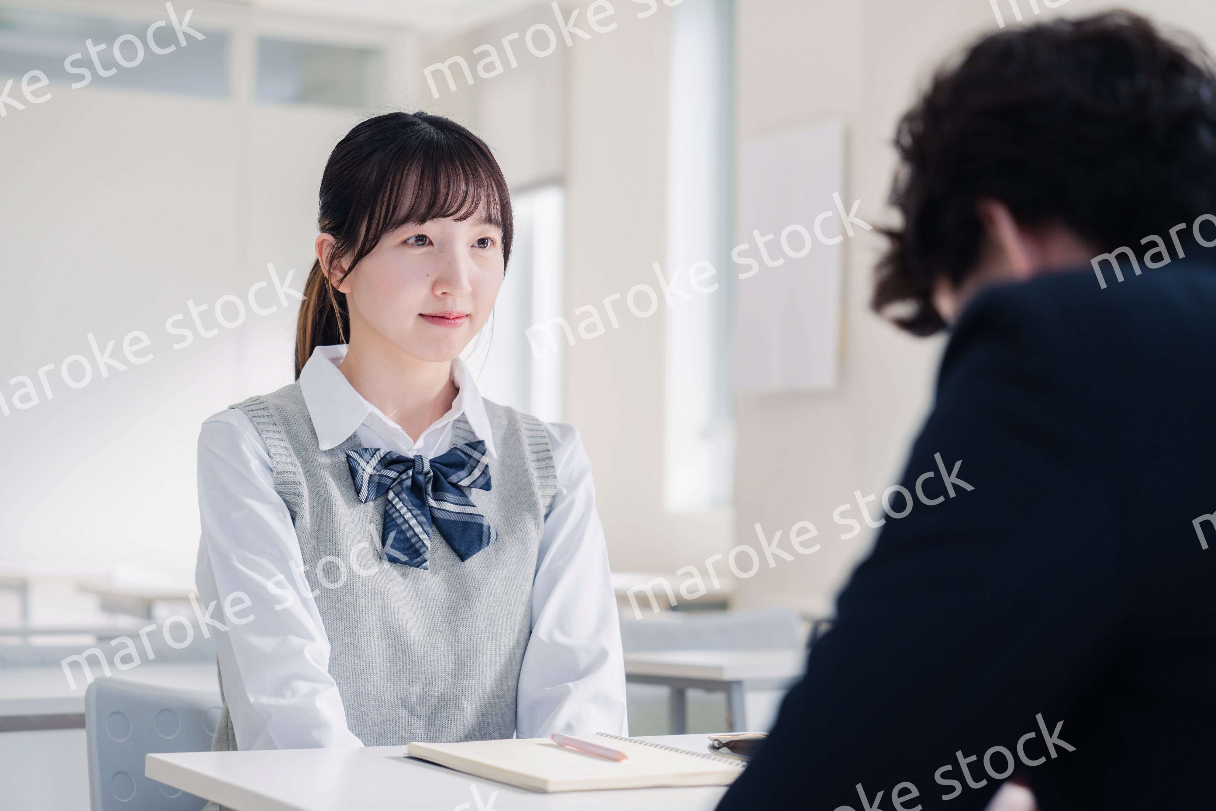 教師と面談をする女子高生