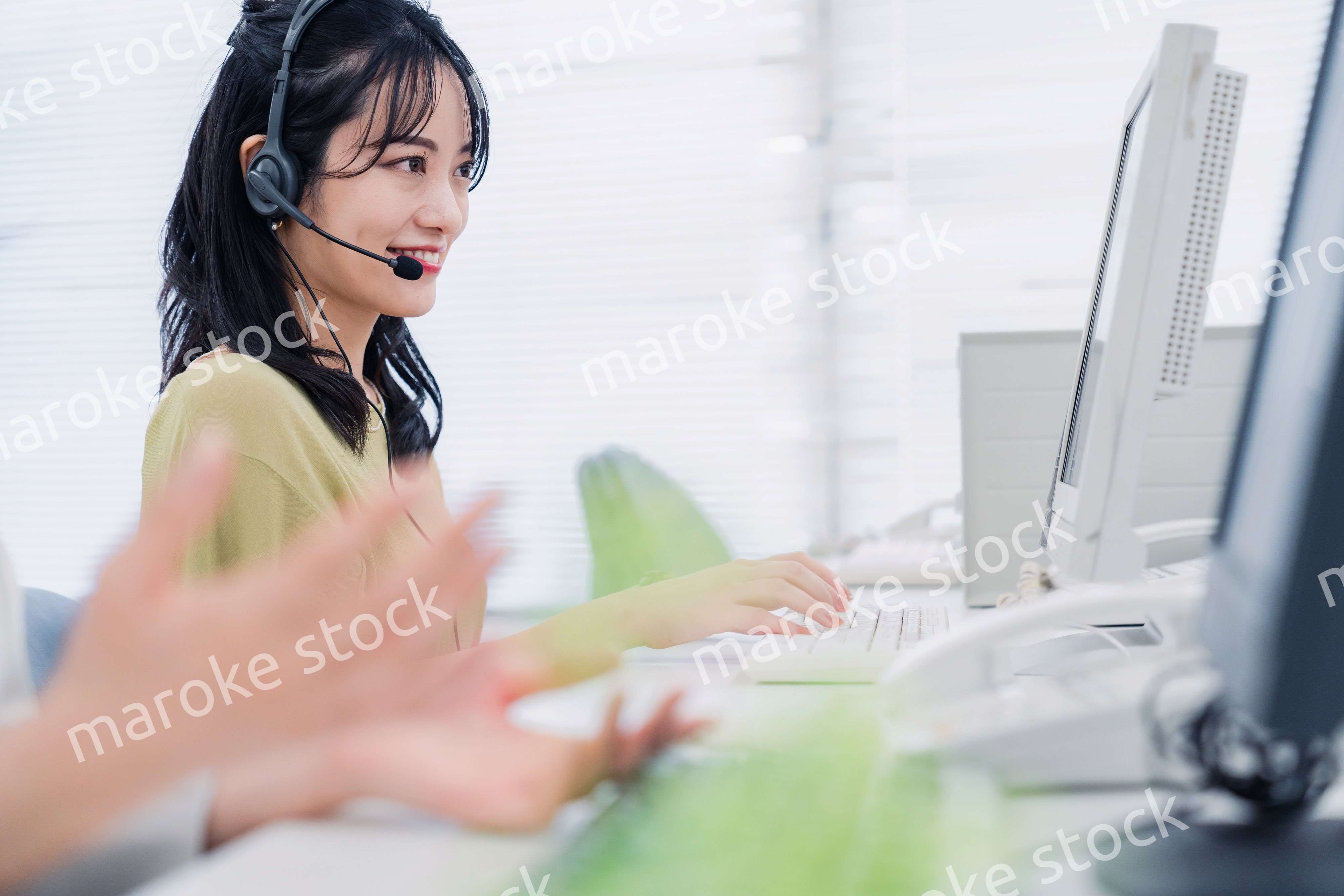 笑顔でお客様対応をする電話オペレーター